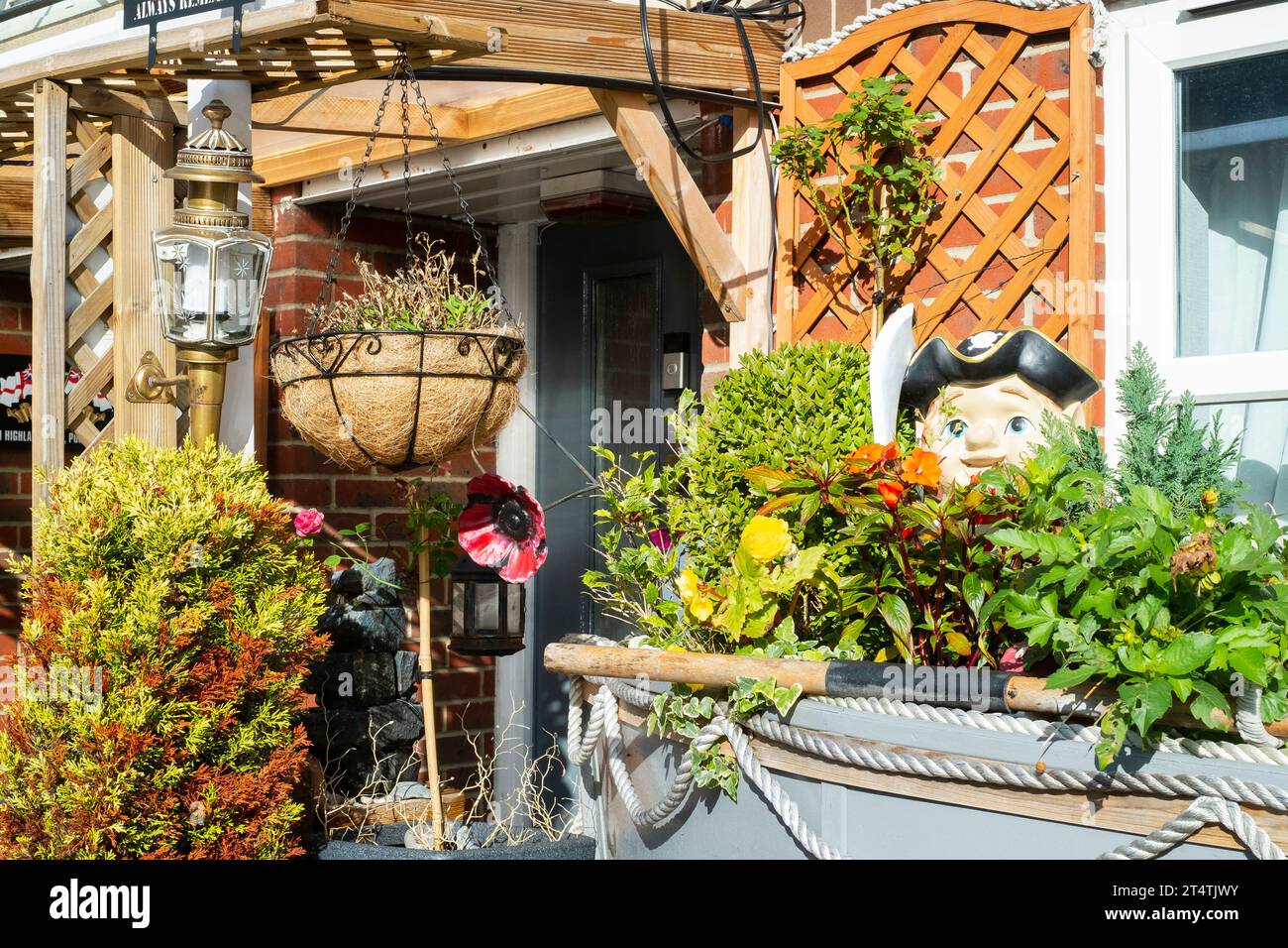 bateau dans le jardin devant la maison des vétérans de la marine décorée dans le thème naval portsmouth angleterre royaume-uni Banque D'Images