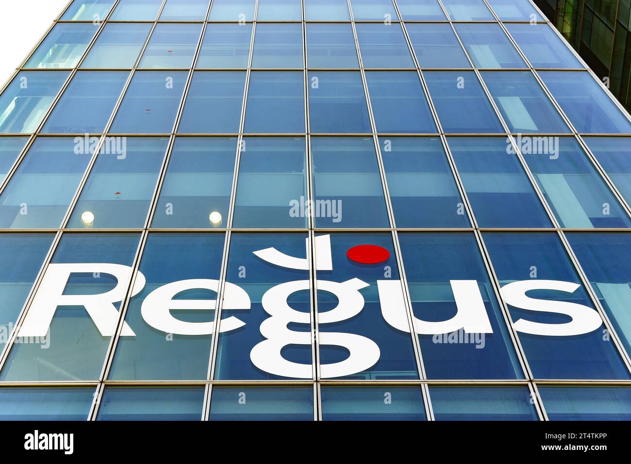 Bucarest, Roumanie - 12 octobre 2023 : le logo de Regus Roumanie, marque de solutions d'espace de travail de la multinationale IWG, est visible sur un bâtiment Banque D'Images