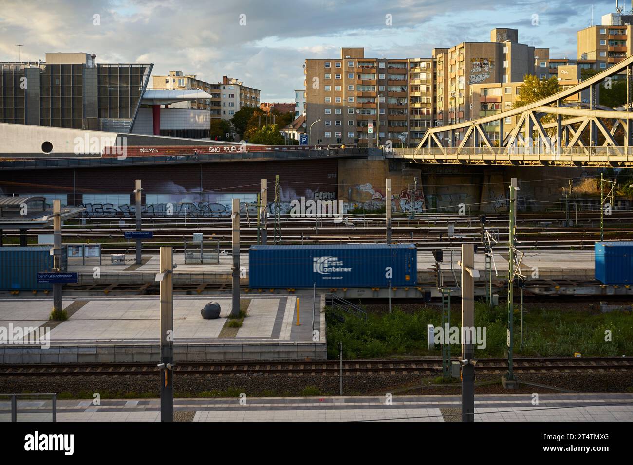 Un train de marchandises passe par la gare de Berlin Gesundbrunnen Berlin, Allemagne 2022. Banque D'Images