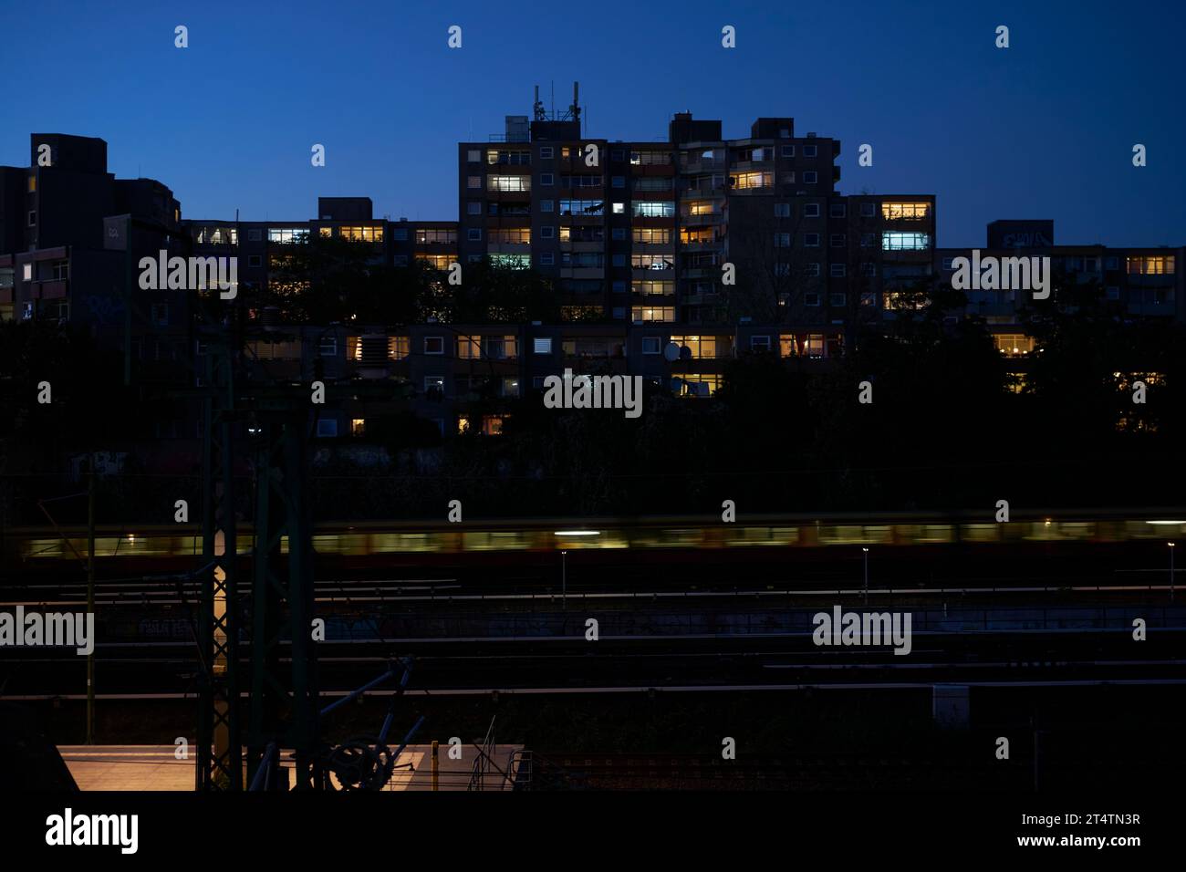 Dans la soirée, un train régional de passagers passe par la station de S-Bahn Berlin Gesundbrunnen dans le nord de Berlin, Allemagne 2022. Banque D'Images