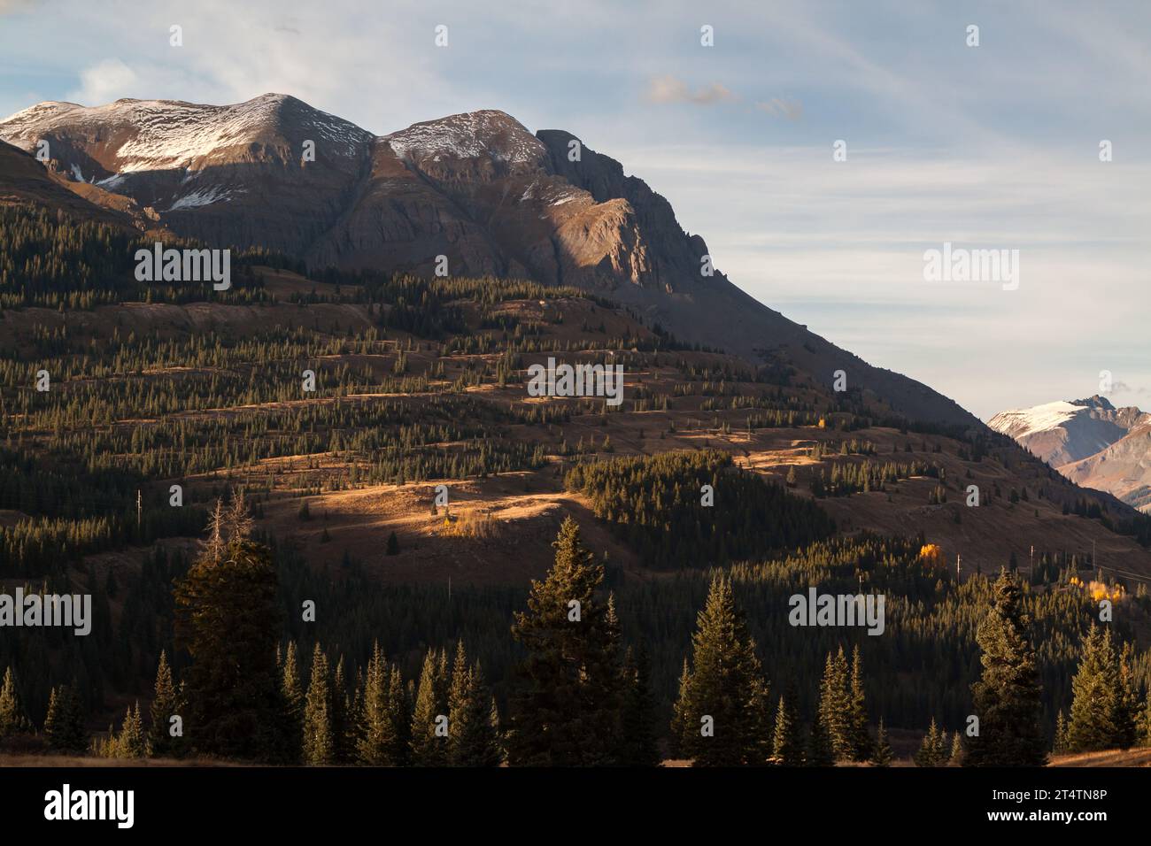 Grand Turk est une montagne près de Molas Pass sur la route panoramique San Juan Skyway dans le Colorado. Cette image a été prise pendant l'heure d'or. Banque D'Images