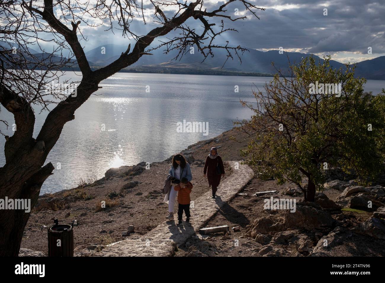 Familles visitant l'île d'Akhtamar et l'église. L'île visible en arrière-plan est l'île d'Akhtamar. L'église d'Akhtamar est une église située sur l'île d'Akdamar sur le lac Van dans l'est de la Turquie. L'église, également appelée cathédrale de la Sainte-Croix, est une église arménienne médiévale construite par l'architecte Manuel en 915-921. L'église, où a eu lieu la 11e messe en septembre, sert de musée. Banque D'Images