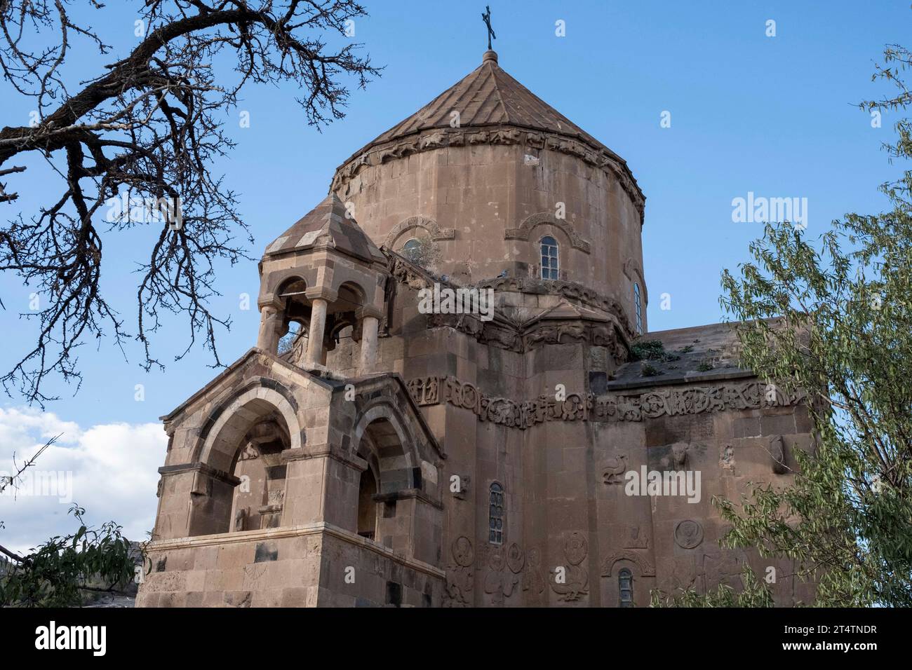 Van, Turquie. 20 octobre 2023. L'église d'Akhtamar est située dans un endroit unique parmi les arbres. L'île visible en arrière-plan est l'île d'Akhtamar. L'église d'Akhtamar est une église située sur l'île d'Akdamar sur le lac Van dans l'est de la Turquie. L'église, également appelée cathédrale de la Sainte-Croix, est une église arménienne médiévale construite par l'architecte Manuel en 915-921. L'église, où a eu lieu la 11e messe en septembre, sert de musée. (Photo Bilal Seckin/SOPA Images/Sipa USA) crédit : SIPA USA/Alamy Live News Banque D'Images