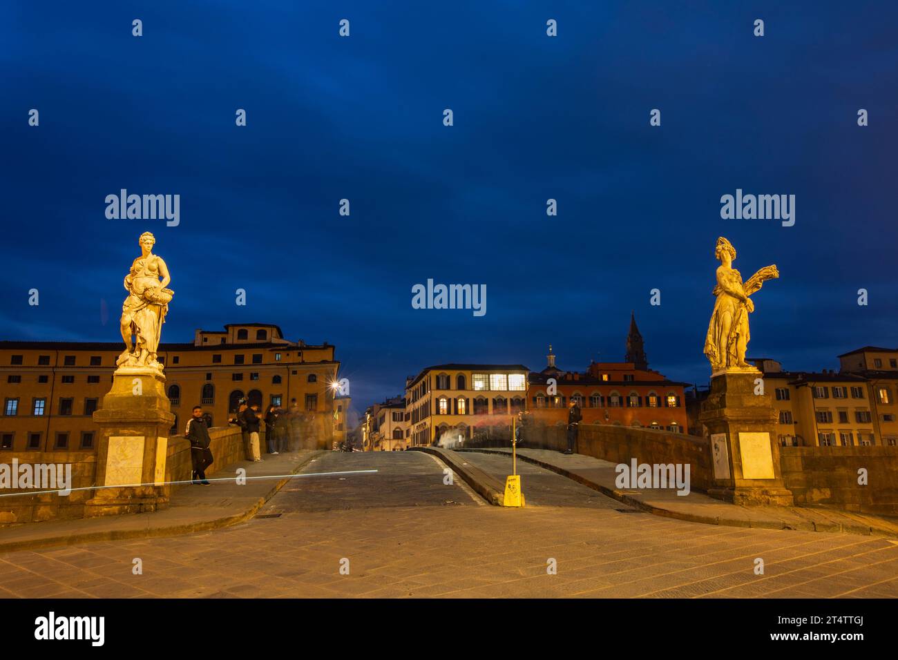 Florence, Italie. Vue nocturne du Ponte Vecchio depuis le pont Santa Trinita à Florence, la capitale de la région toscane en Italie. Banque D'Images