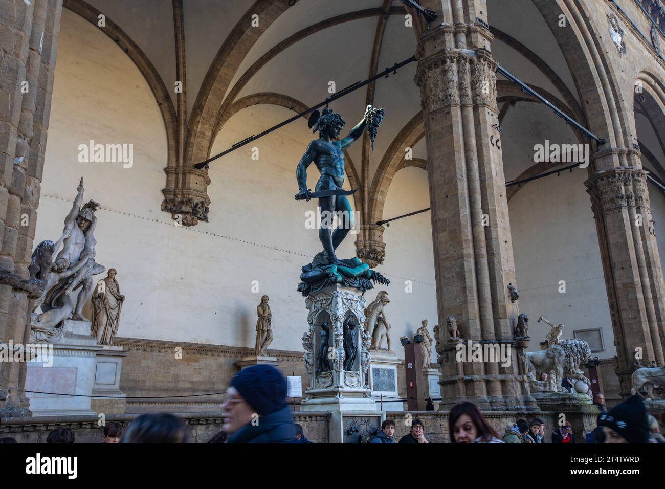 Florence, Italie. Sculpture de Persée avec tête de Méduse (1545) de Benvenuto Cellini, Loggia dei Lanzi à Florence, capitale de la Tusca Banque D'Images