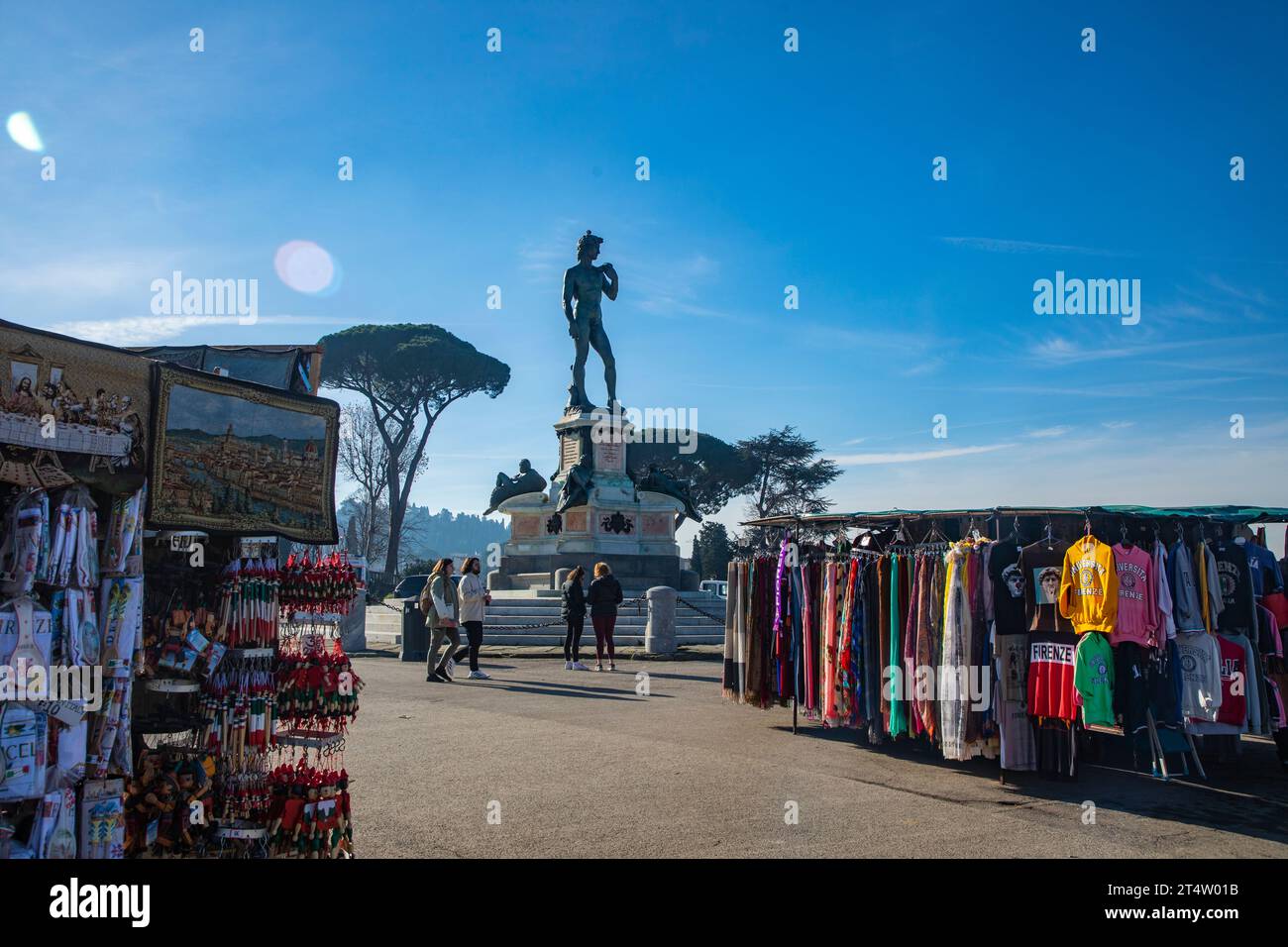 Florence, Italie. Une boutique de souvenirs à Florence, la capitale de la région toscane en Italie. Banque D'Images