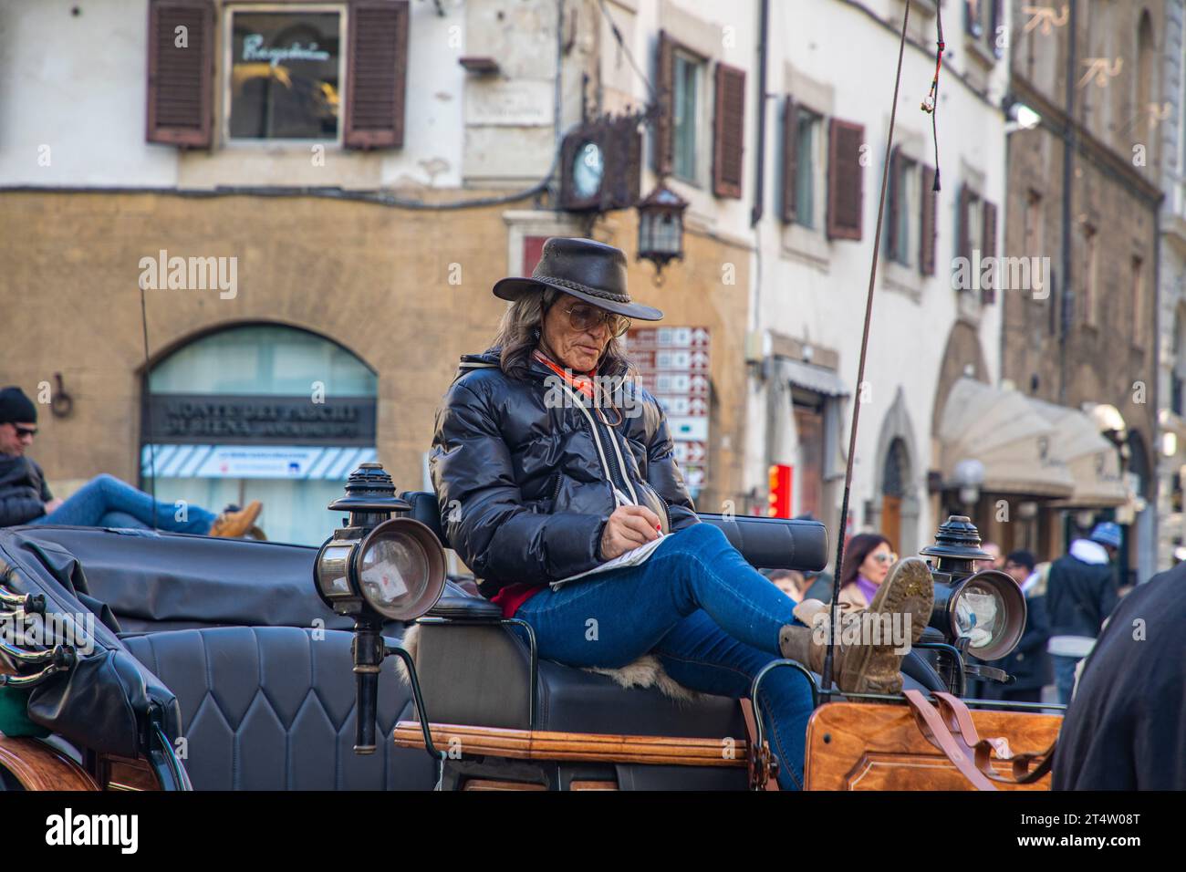 Florence, Italie : un coachman sur une voiture sur la Piazza del Duomo à Florence, la capitale de la région toscane en Italie. Banque D'Images