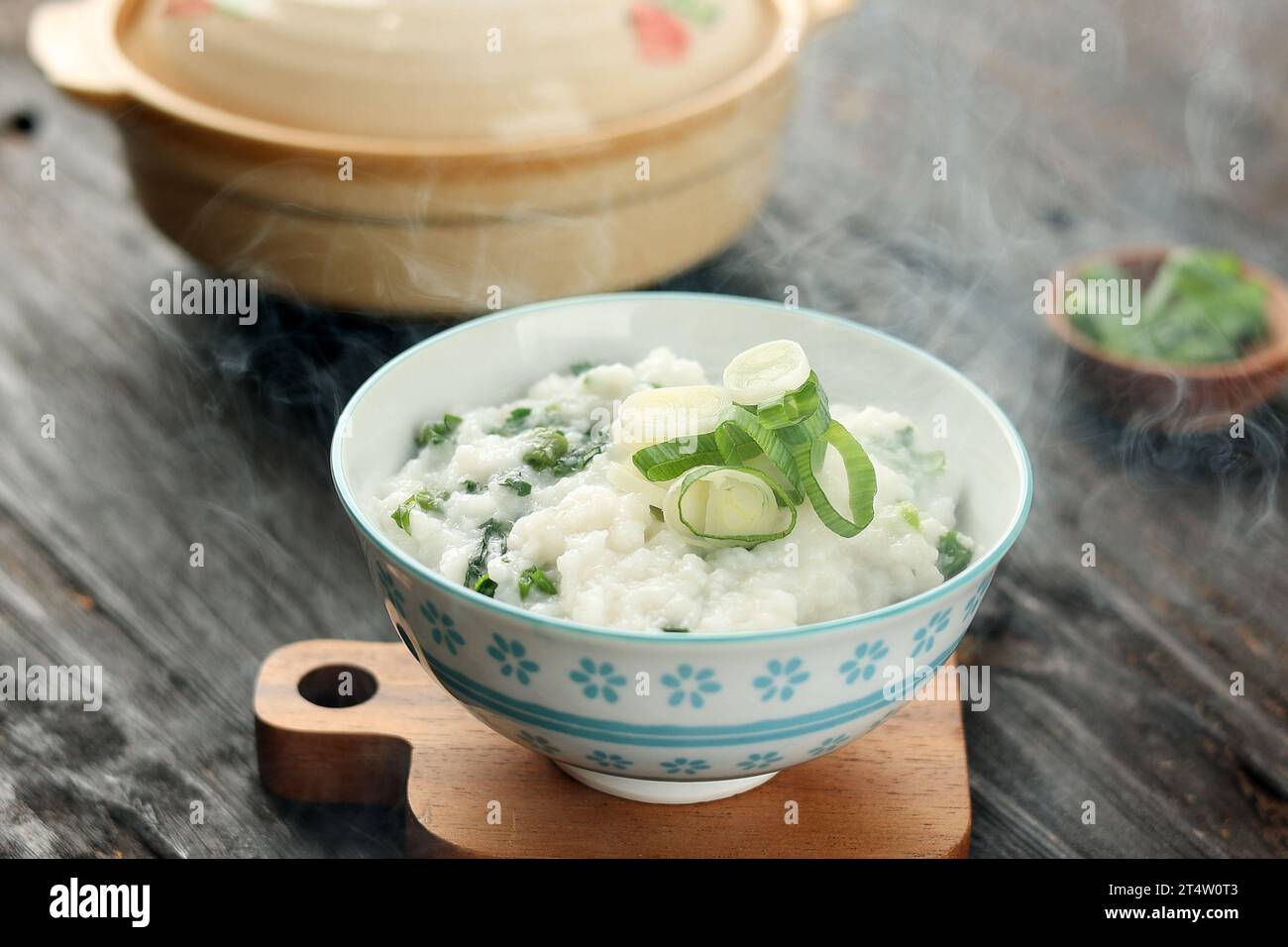 Nanakusa Gayu, bouillie japonaise à sept herbes de riz. Banque D'Images