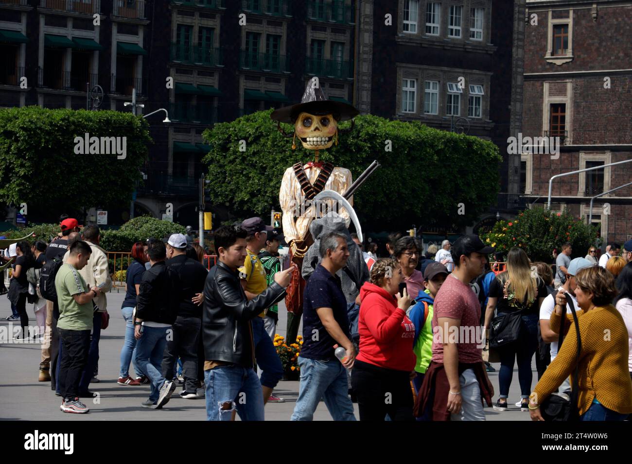 Mexico, Mexique. 30 octobre 2023. 1 novembre 2023, Mexico, Mexique : l'offrande monumentale pour la fête de la Journée des morts dédiée au général Francisco Villa à l'occasion du centenaire de sa mort et au graveur et caricaturiste Jose Guadalupe Posada installé sur la Plaza del Zocalo à Mexico. Le 1 novembre 2023 à Mexico, Mexique (photo de Luis Barron/Eyepix Group/Sipa USA). Crédit : SIPA USA/Alamy Live News Banque D'Images