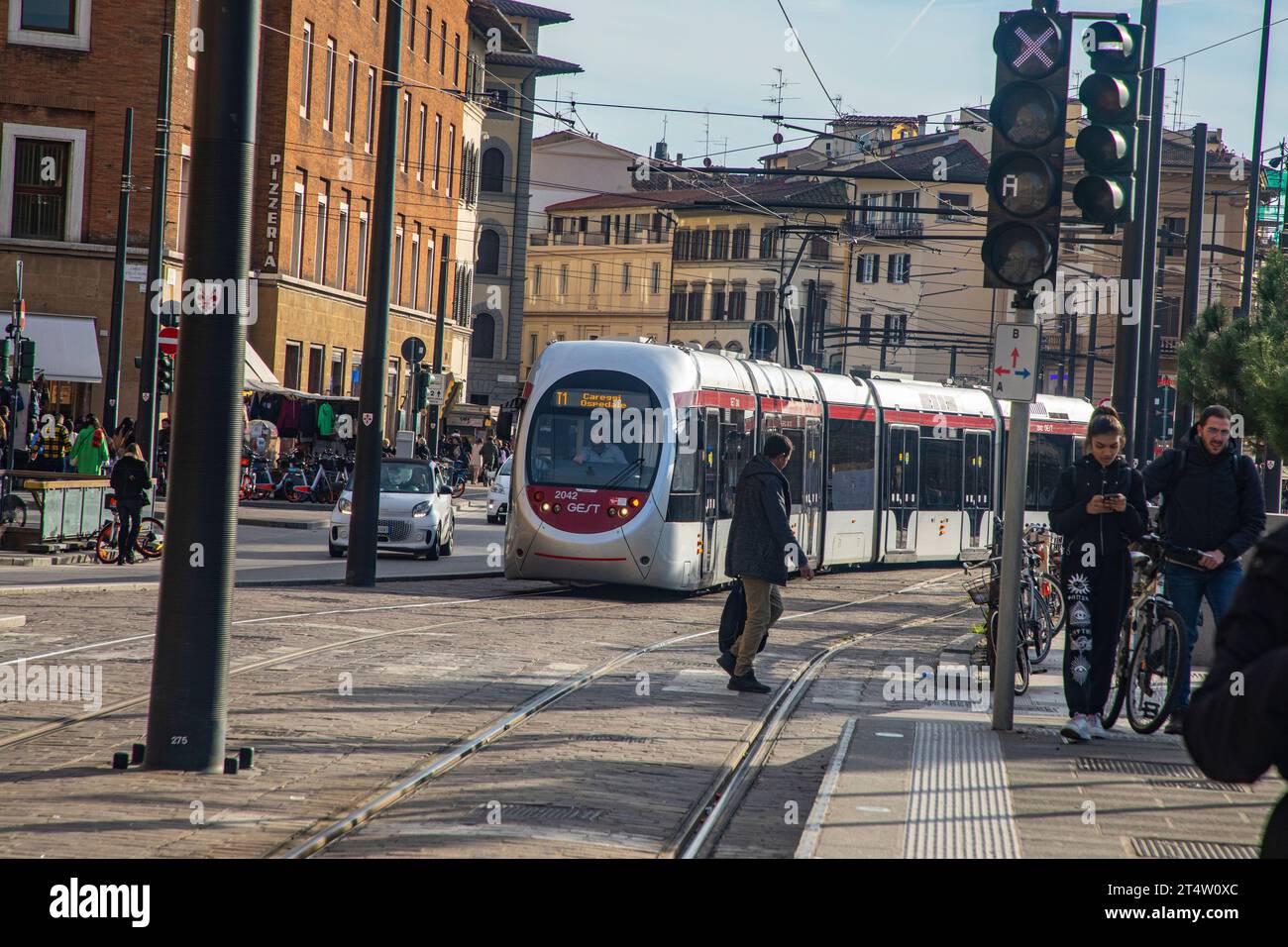 Tramway moderne dans la rue de Florence, la capitale de la région Toscane en Italie. Banque D'Images