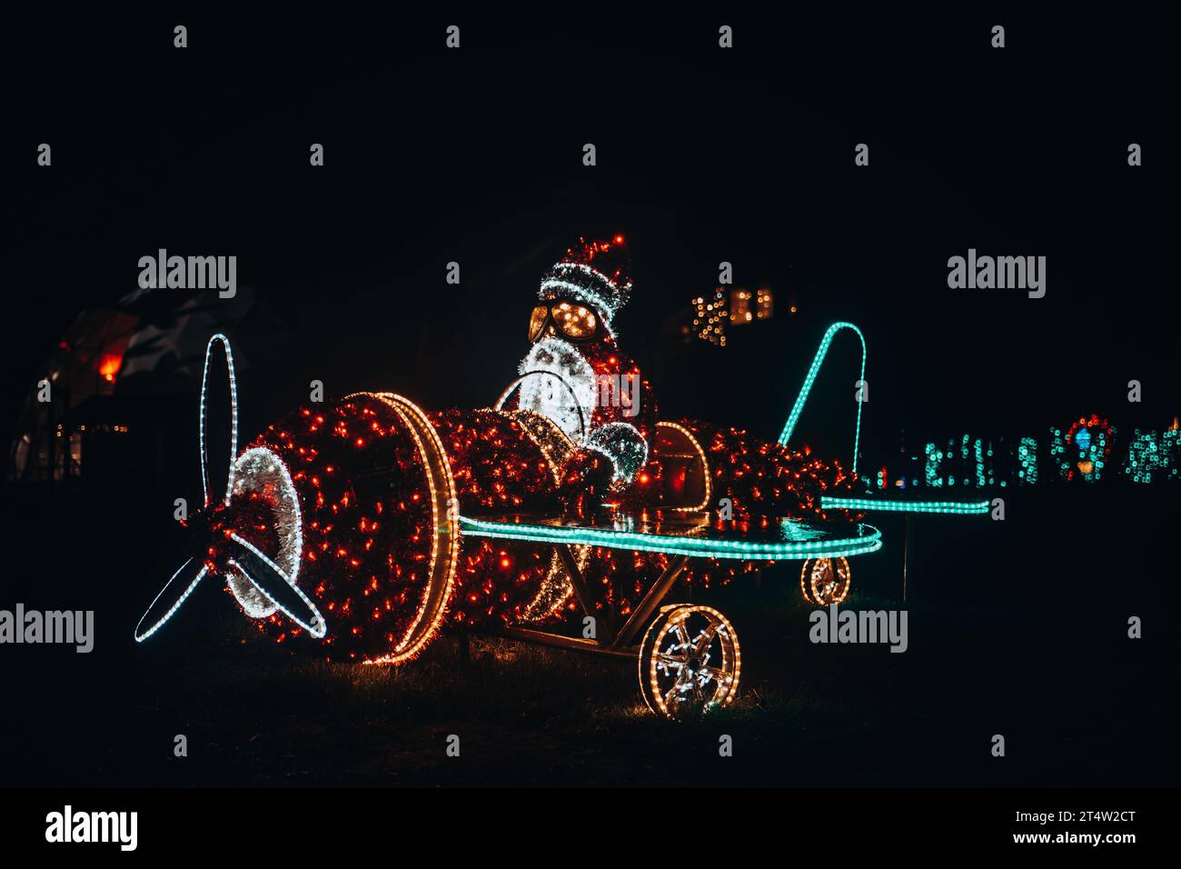 Installation de guirlandes brillantes dans la rue de Noël. Père Noël sur une installation lumineuse d'hélicoptère. Décoration de rue de Noël faite de guirlandes dans le Banque D'Images