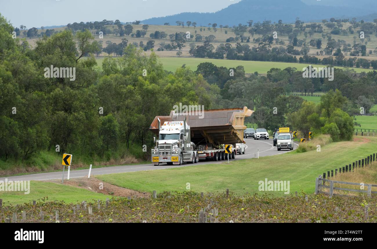 HUNTER VALLEY, NOUVELLE-GALLES DU SUD, AUSTRALIE, 22 avril 2022, Bowers transport lourd transportant des équipements miniers très larges Banque D'Images