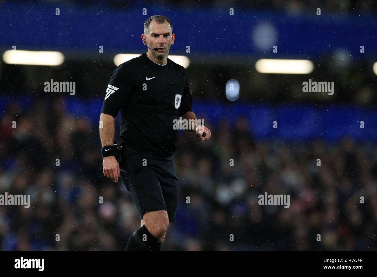 Londres, Royaume-Uni. 01 novembre 2023. Arbitre Tim Robinson vu lors du match de la coupe EFL Carabao entre Chelsea et Blackburn Rovers à Stamford Bridge, Londres, Angleterre le 1 novembre 2023. Photo de Carlton Myrie. Usage éditorial uniquement, licence requise pour un usage commercial. Aucune utilisation dans les Paris, les jeux ou les publications d'un seul club/ligue/joueur. Crédit : UK Sports pics Ltd/Alamy Live News Banque D'Images