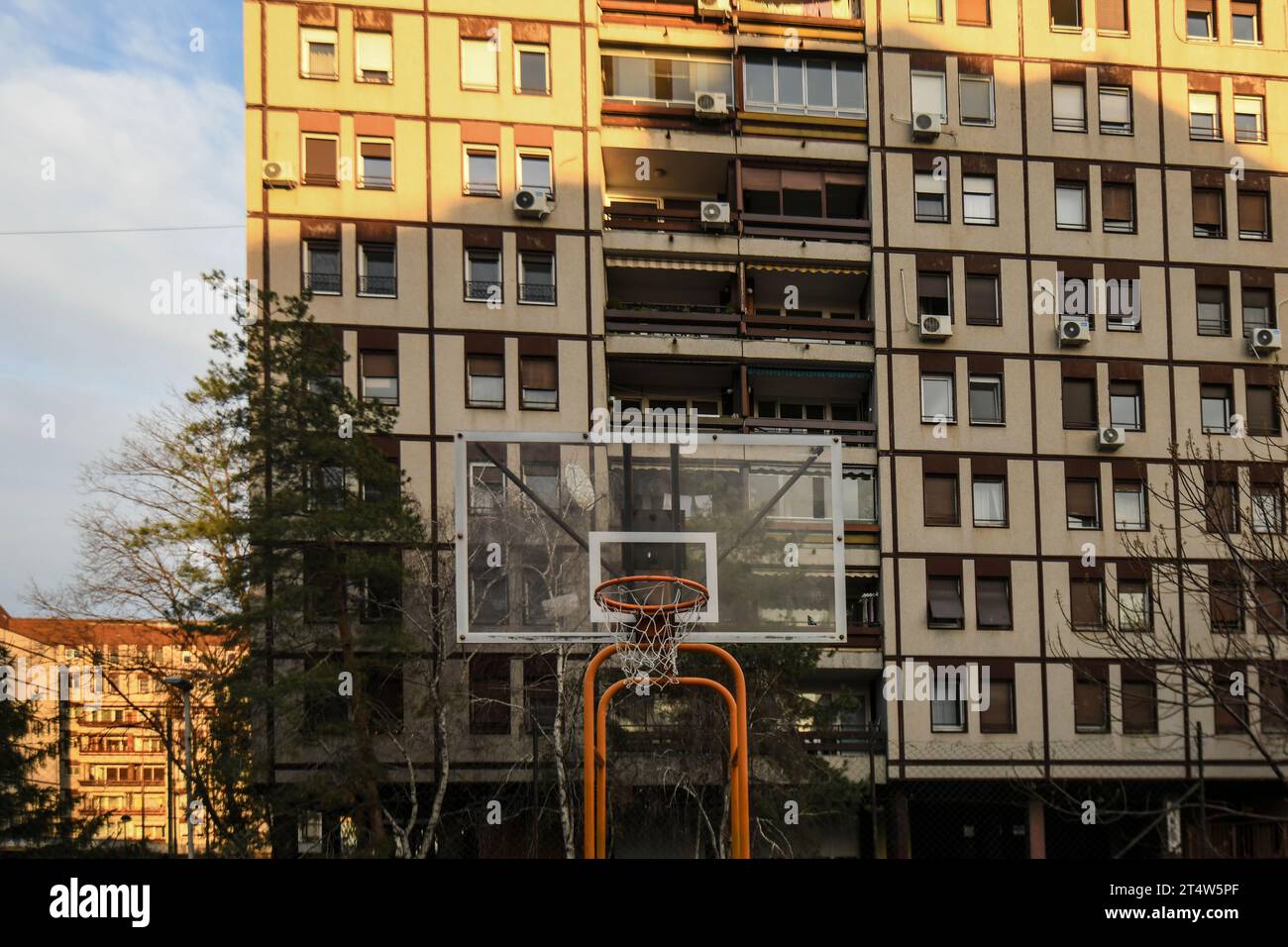 Terrain de basket-ball dans les monoblocs de New Belgrade. Milentija Popovica 11-21. Serbie Banque D'Images