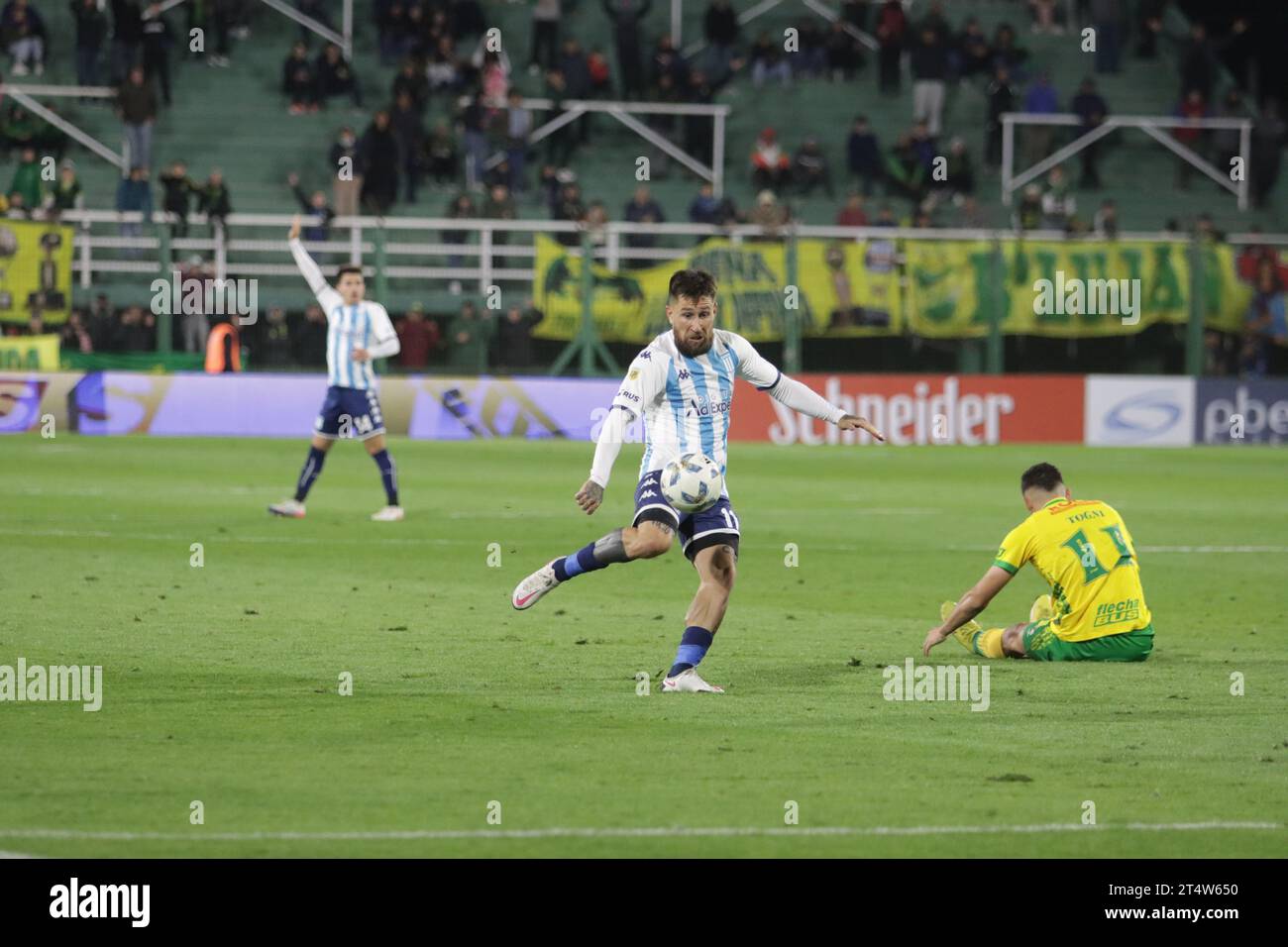 Florencio Varela, Argentine, 1, novembre 2023. Jonatan Gomez du Racing Club tire au but pendant le match entre Defensa y Justicia et Racing Club. Crédit : Fabideciria. Banque D'Images