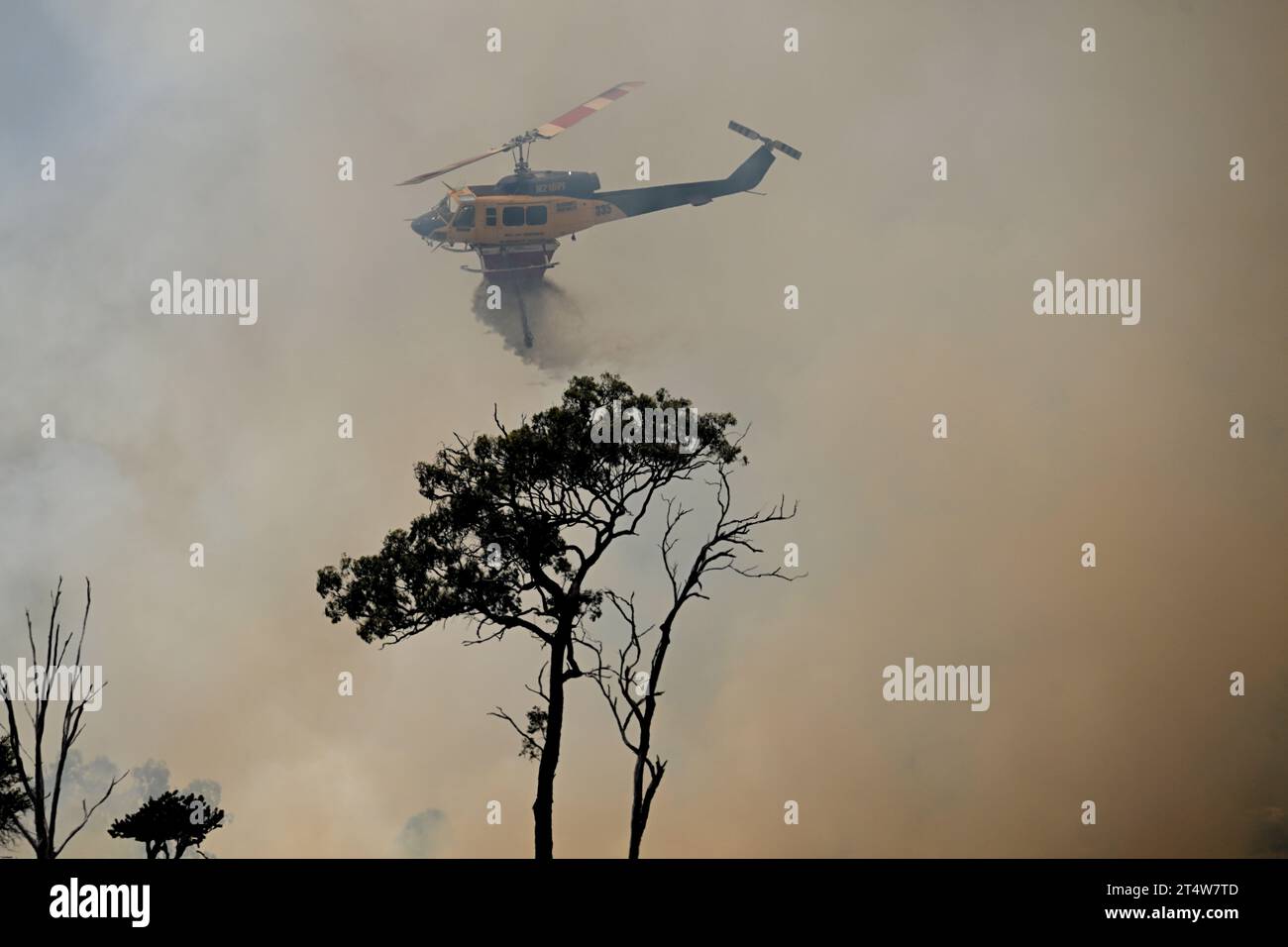 Brisbane, Australie. 02 novembre 2023. Un hélicoptère bombardant l'eau est vu combattre des feux de brousse près de la ville de Dalveen, Queensland, le jeudi 2 novembre 2023. Un changement cool peut être prévu, mais les pompiers du Queensland resteront en état d'alerte alors que les flammes continuent de menacer les maisons à travers l'État. (AAP image/Darren England) PAS D'ARCHIVAGE crédit : Australian Associated Press/Alamy Live News Banque D'Images