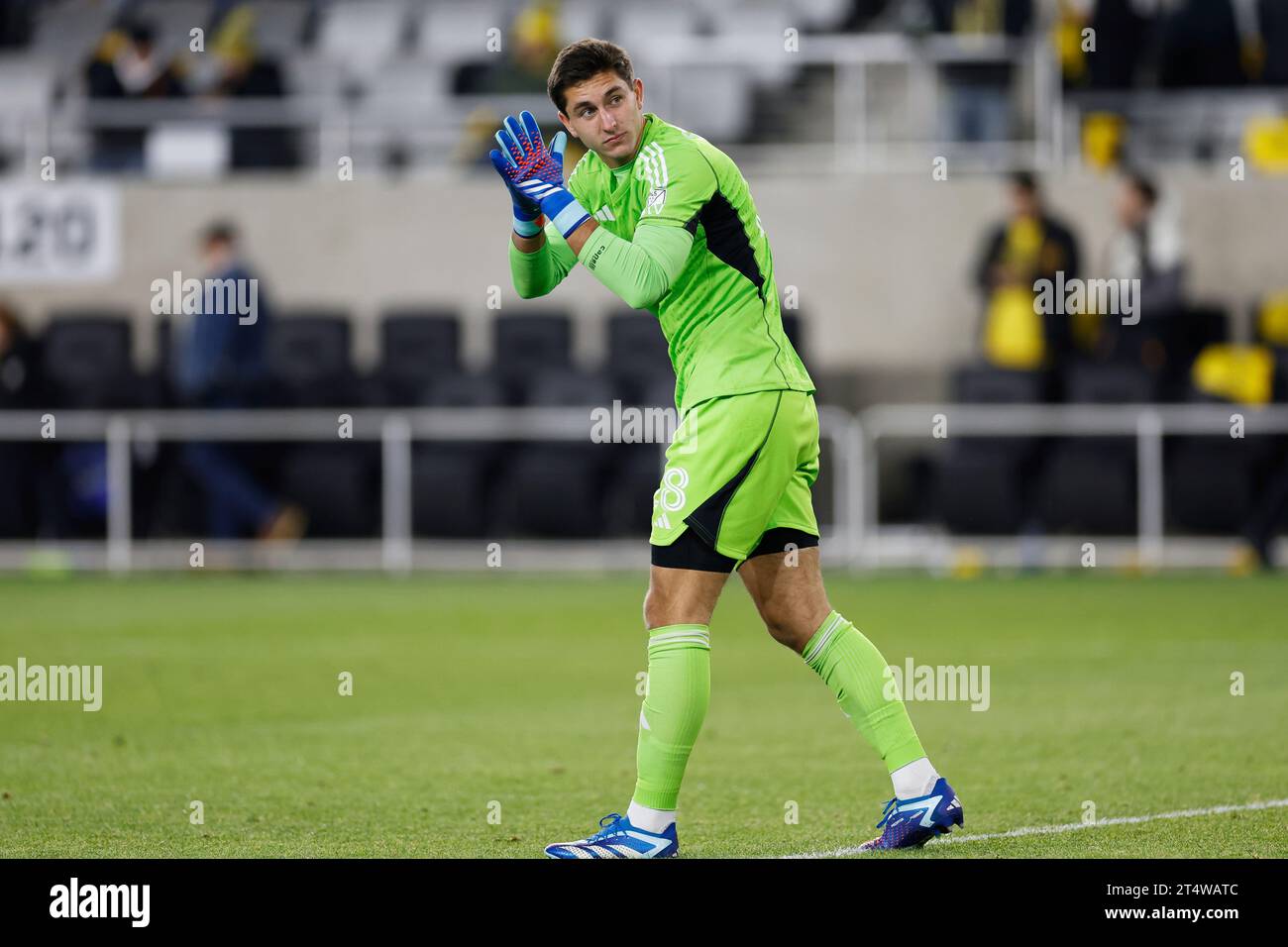 COLUMBUS, OH - NOVEMBER 01: Columbus Crew goalkeeper Patrick Schulte (28) claps to the fans during the second half in the MLS playoff game against Atlanta United on November 1, 2023, at Lower.com Field in Columbus, Ohio. (Photo by Graham Stokes/Icon Sportswire) (Icon Sportswire via AP Images) Banque D'Images