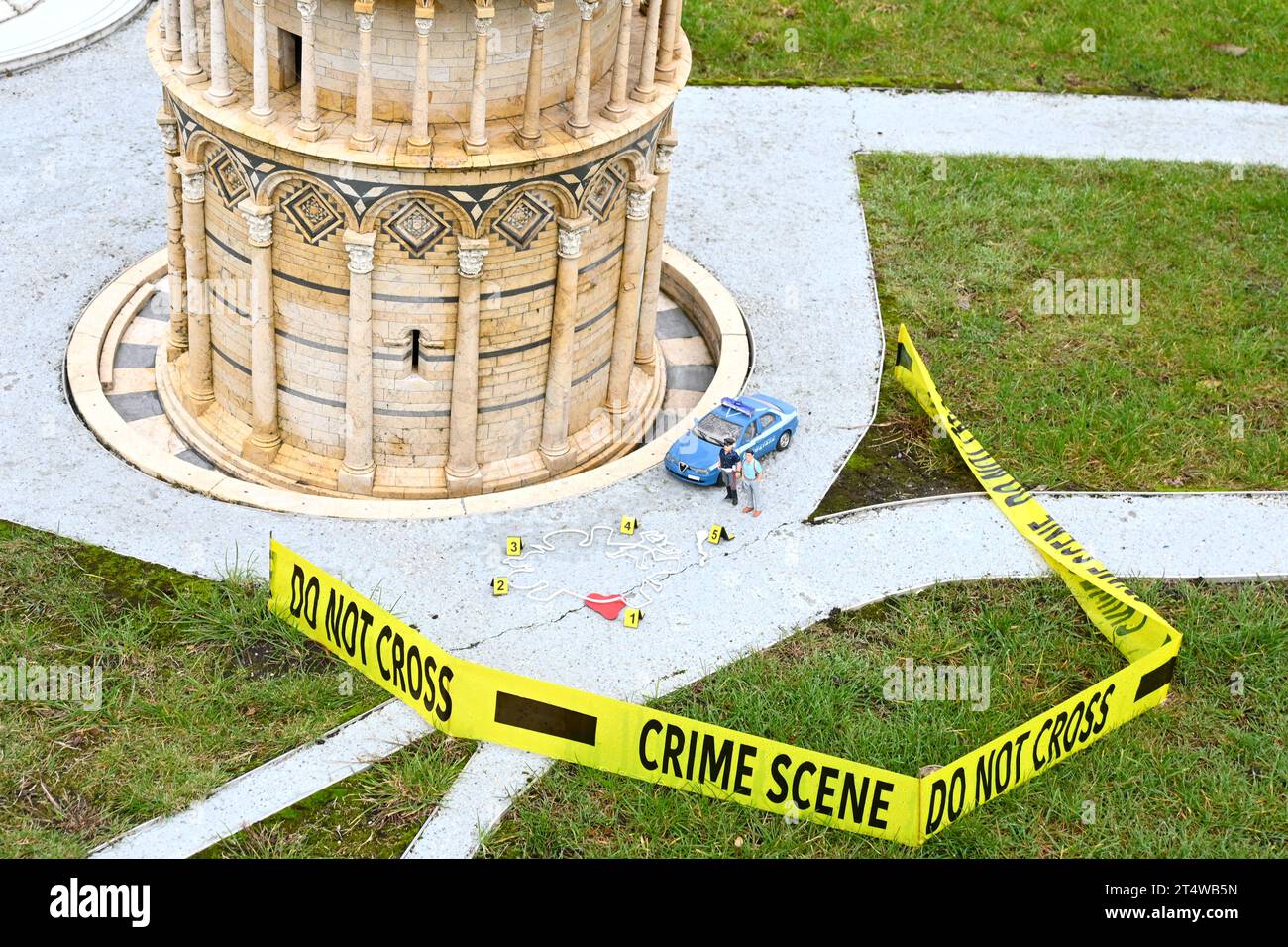 Scène de crime drôle à la Mini Tour penchée de Pise dans le parc miniature Mini-Europe – Bruxelles Belgique – 23 octobre 2023 Banque D'Images