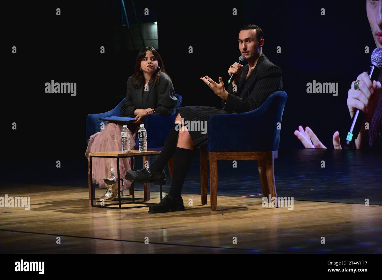 Leon, Mexique. 1 novembre 2023 : Kass Torres, éditeur de bruit, interviewe le créateur de mode britannique Charles Jeffrey lors de Trends & Design 2023 au Teatro del Bicentenario à Leon, Guanajuato. Mexique. Crédits : JVMODEL Banque D'Images