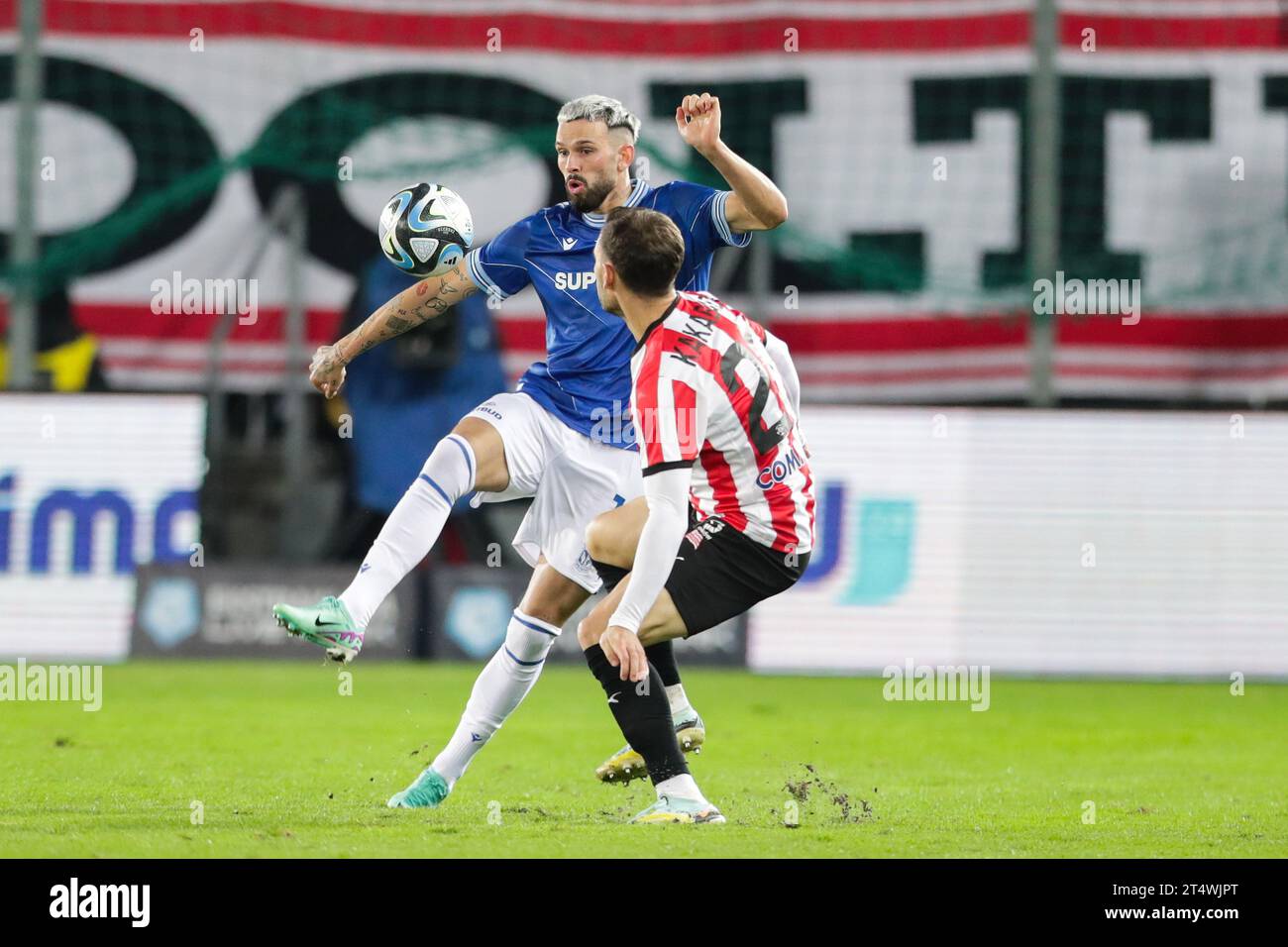 Kristoffer Velde (L) de Lech Poznan vu en action lors du match de football Ekstraklasa 2023-24 entre Cracovia Krakow et Lech Poznan au stade de Cracovia. Score final ; Cracovia Cracovie 1:1 Lech Poznan. (Photo Grzegorz Wajda/SOPA Images/Sipa USA) crédit : SIPA USA/Alamy Live News Banque D'Images