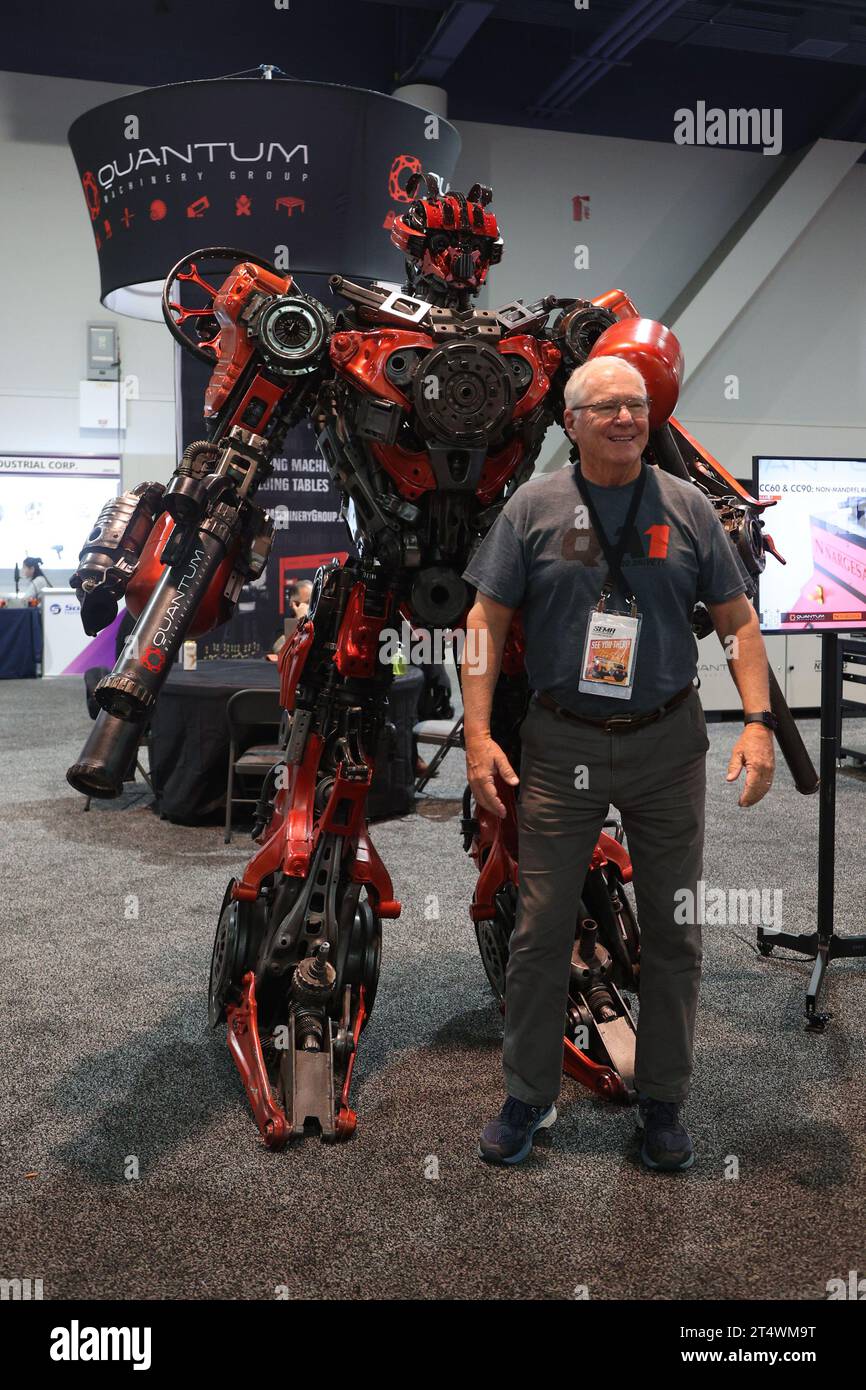 Las Vegas, États-Unis. 01 novembre 2023. Un participant pose pour une photo avec une réplique d'Optimus Prime, un robot des films transformer exposé lors du salon SEMA 2023, au Las Vegas Convention Center de Las Vegas, Nevada, mercredi 1 novembre 2023. Photo de James Atoa/UPI crédit : UPI/Alamy Live News Banque D'Images