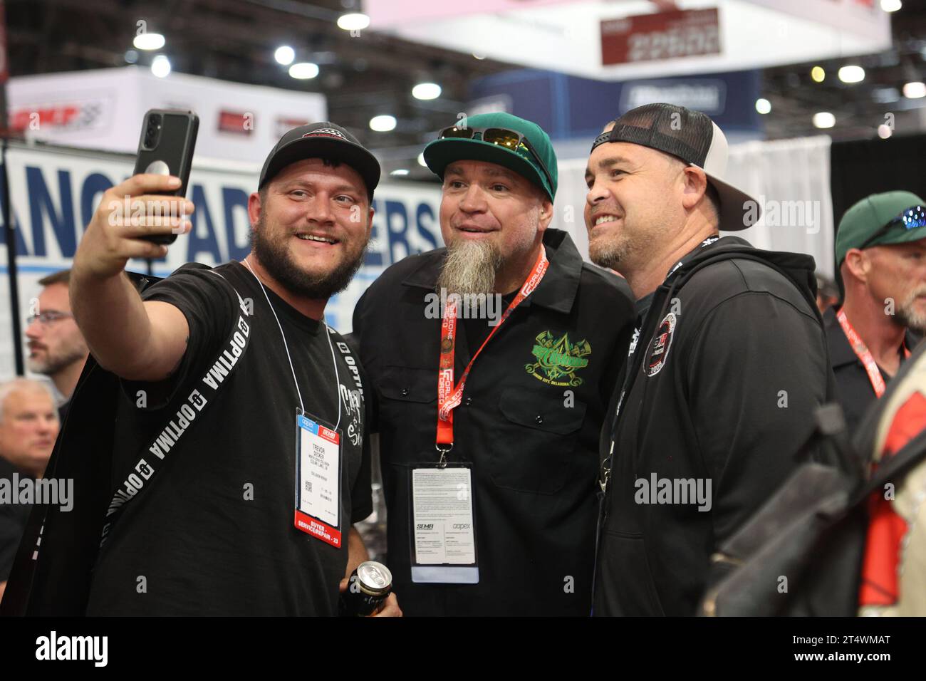 Las Vegas, États-Unis. 01 novembre 2023. Un fan prend un selfie avec Shawn Ellington (au centre) et Ryan Martin (à droite) de Street Outlaws lors du SEMA Show 2023, au Las Vegas Convention Center à Las Vegas, Nevada, le mercredi 1 novembre 2023. Photo de James Atoa/UPI crédit : UPI/Alamy Live News Banque D'Images