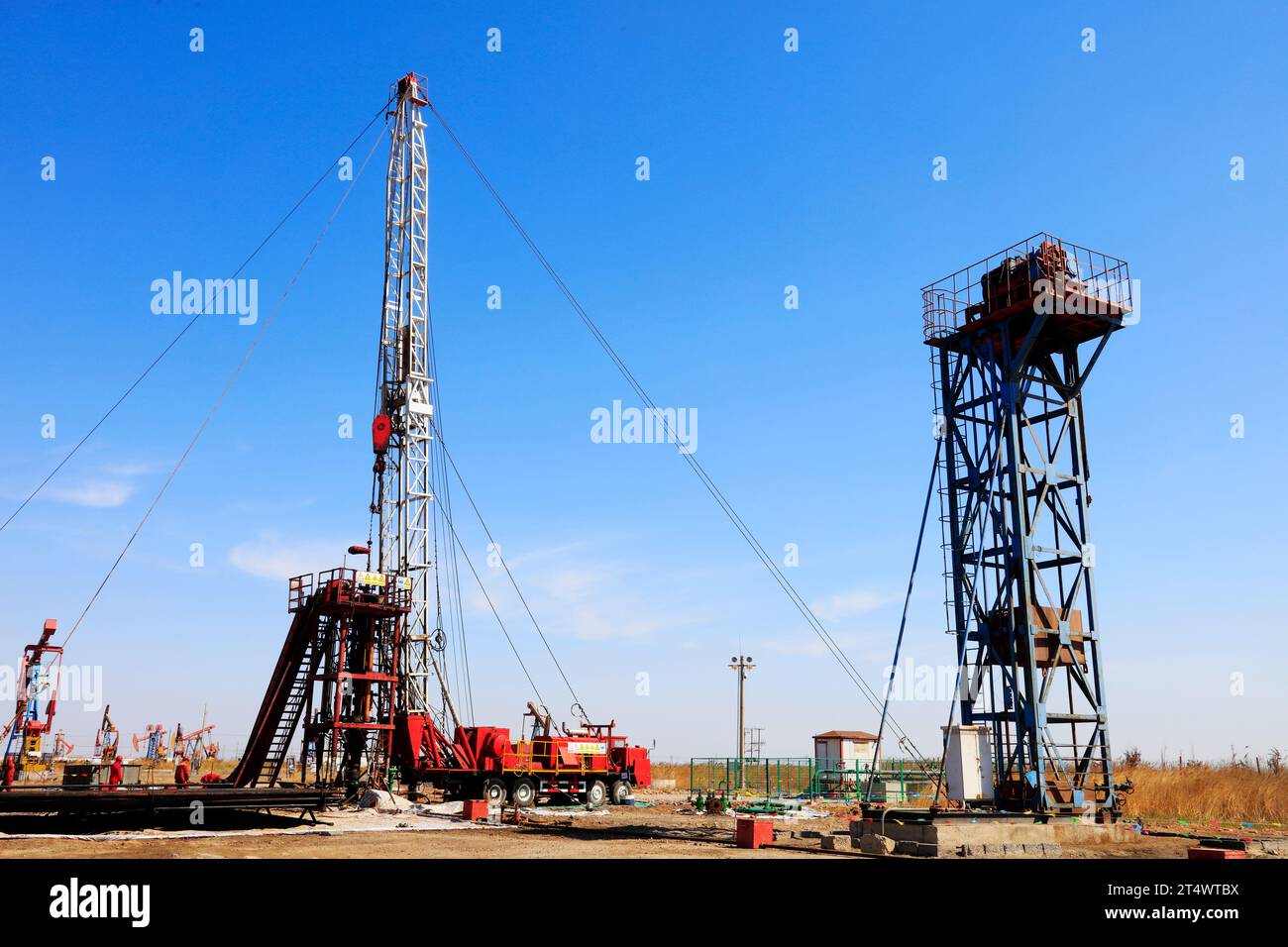 Unité de pompage de type tour dans le champ de pétrole, chine Banque D'Images