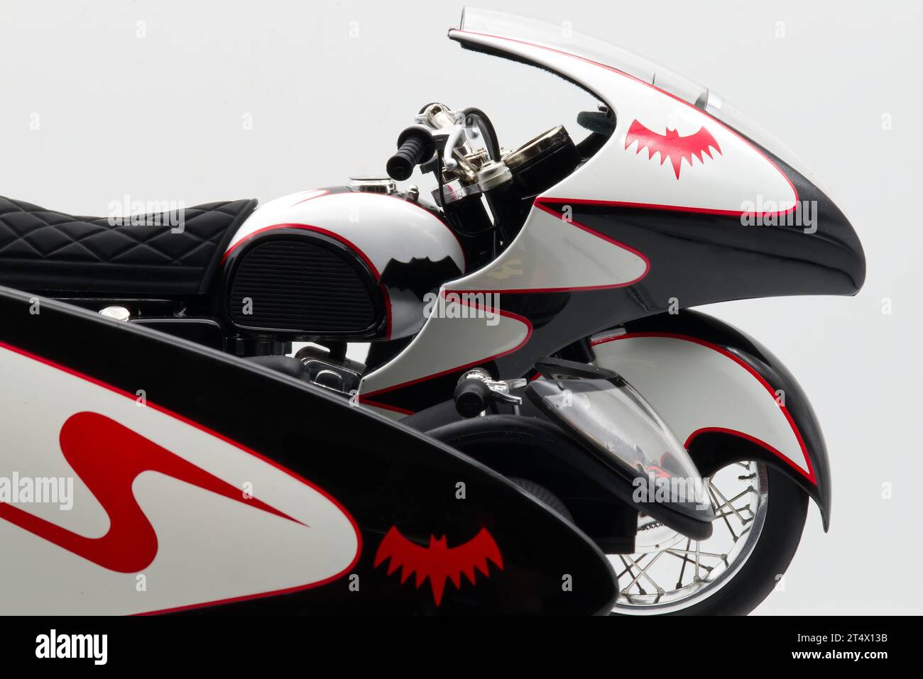 Batman Batcycle avec sidecar isolé sur fond blanc. Batcycle réplique moulée à l'échelle 1:18 à partir de 1966 Batman Mo Banque D'Images