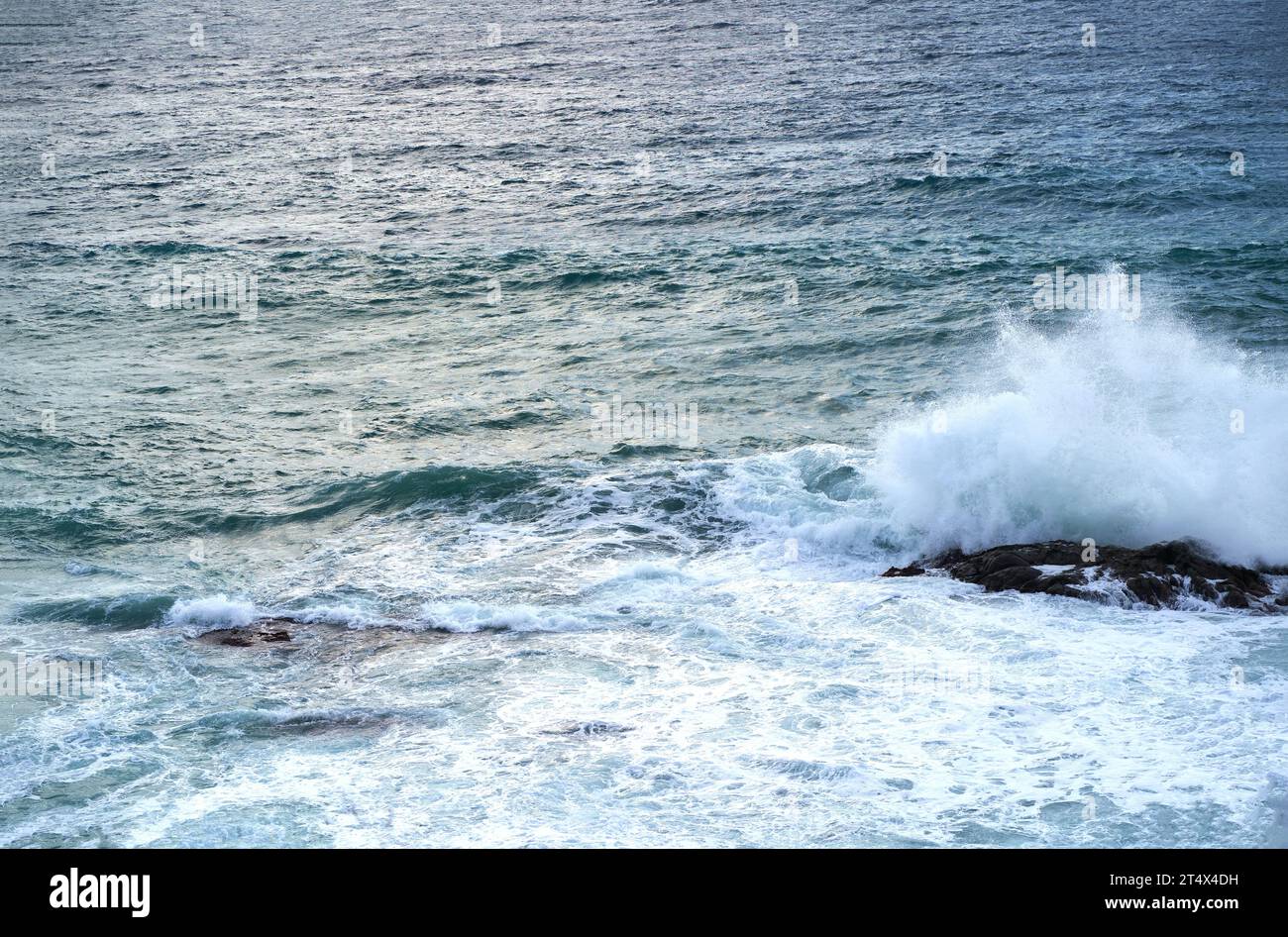 Mer. Belles vagues. Vertigineux, tourbillonnant vagues d'eau mousseuse à la mer Méditerranée. Banque D'Images