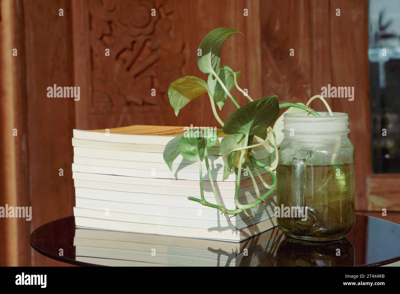 Pile de livres sur la table en verre dans le balcon de la maison. Concept d'éducation et de connaissance. Pile de livres à lire Banque D'Images
