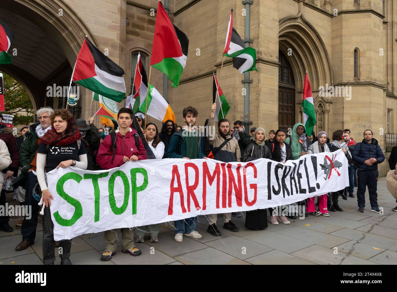 Université de Manchester. Protestation contre le génocide de Gaza, Palestine et Graphene Institute. Texte de la bannière Arrêtez d'armer Israël. Whitworth Building, Oxford Banque D'Images