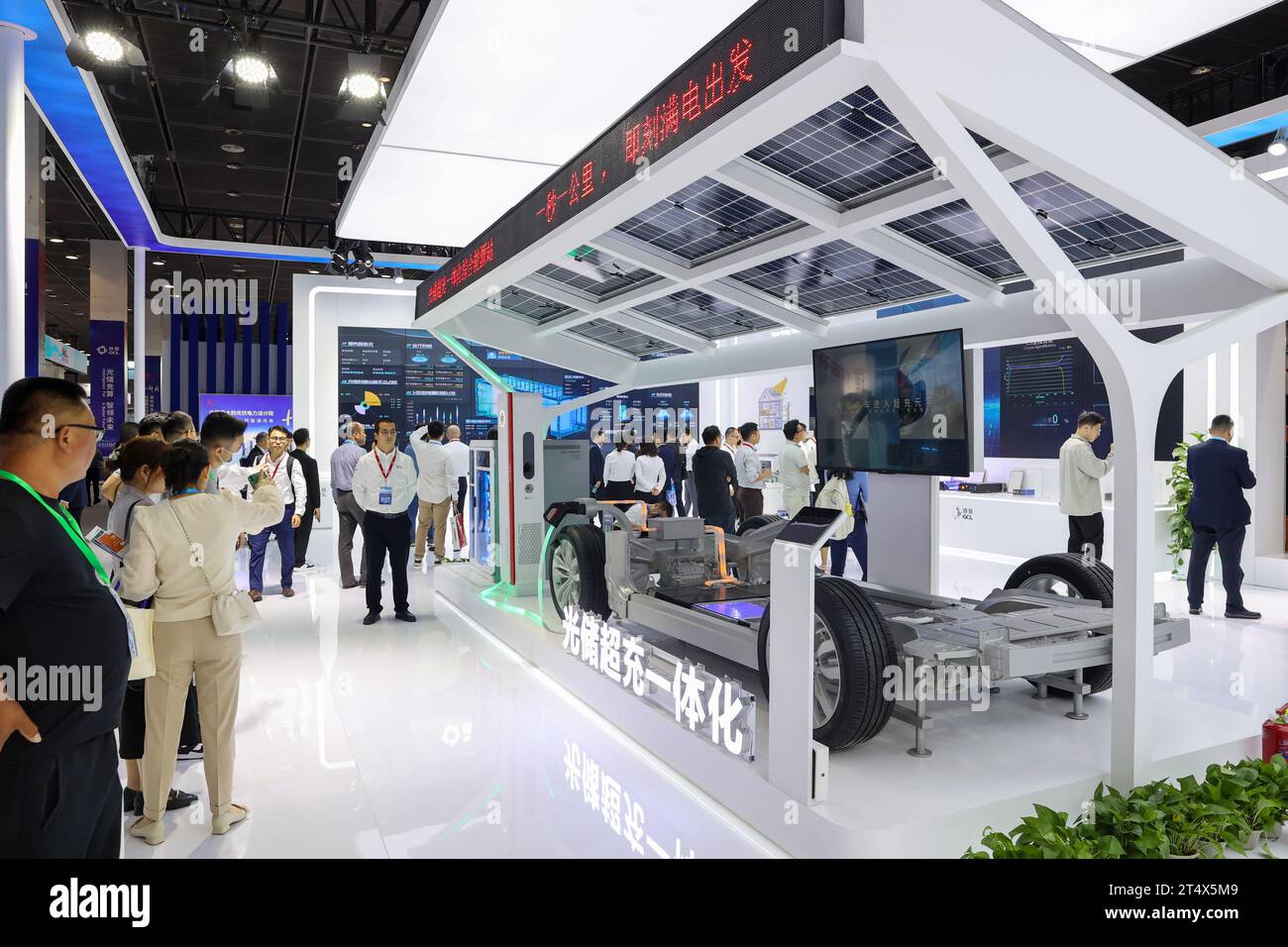 Wuxi, Chine. 02 novembre 2023. WUXI, CHINE - 2 NOVEMBRE 2023 - les visiteurs visitent la 15e exposition internationale de la nouvelle énergie de la Chine (Wuxi) à Wuxi, dans la province du Jiangsu, dans l'est de la Chine, le 2 novembre 2023. (Photo de CFOTO/Sipa USA) crédit : SIPA US/Alamy Live News Banque D'Images