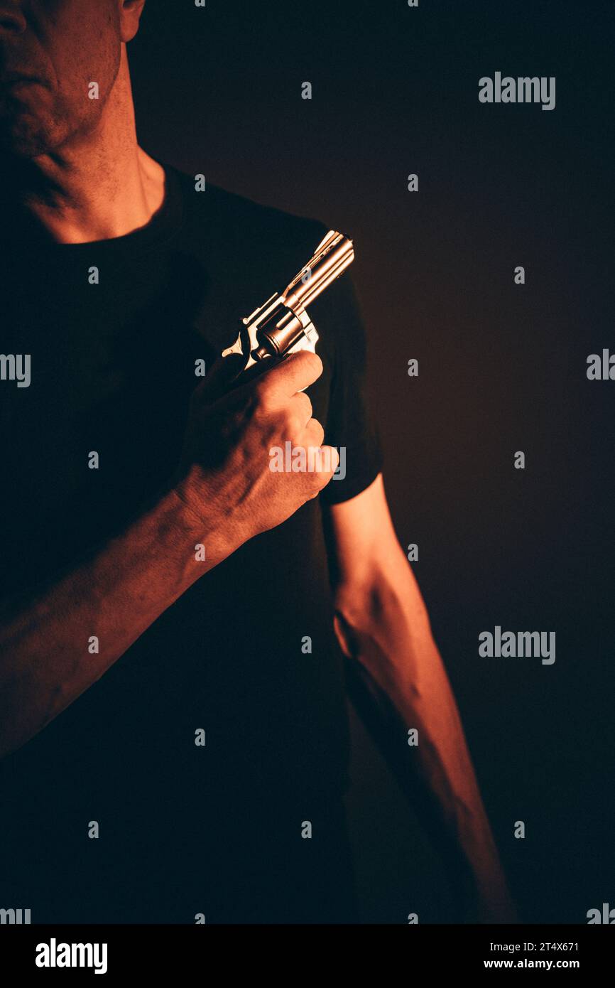 Gunman killer tenant pistolet conception de couverture de livre photo artistique avec couleurs et éclairage. Banque D'Images