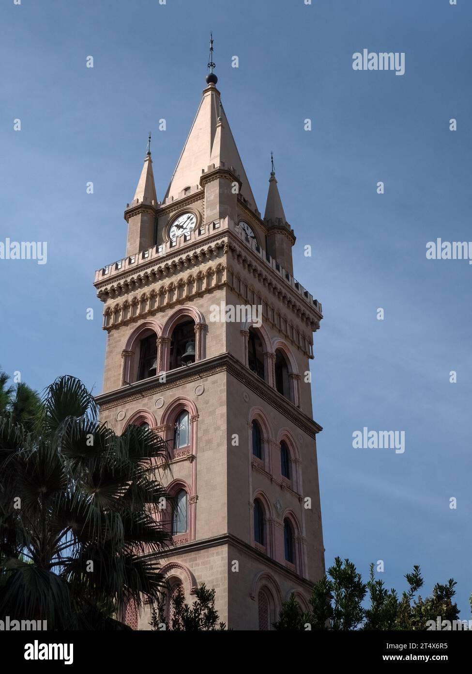 MESSINE, SICILE, ITALIE - 15 SEPTEMBRE 2023 : vue de la tour de l'horloge de la cathédrale de Messine (Basilique Cattedrale Metropolitana di Santa Maria Assunta) Banque D'Images