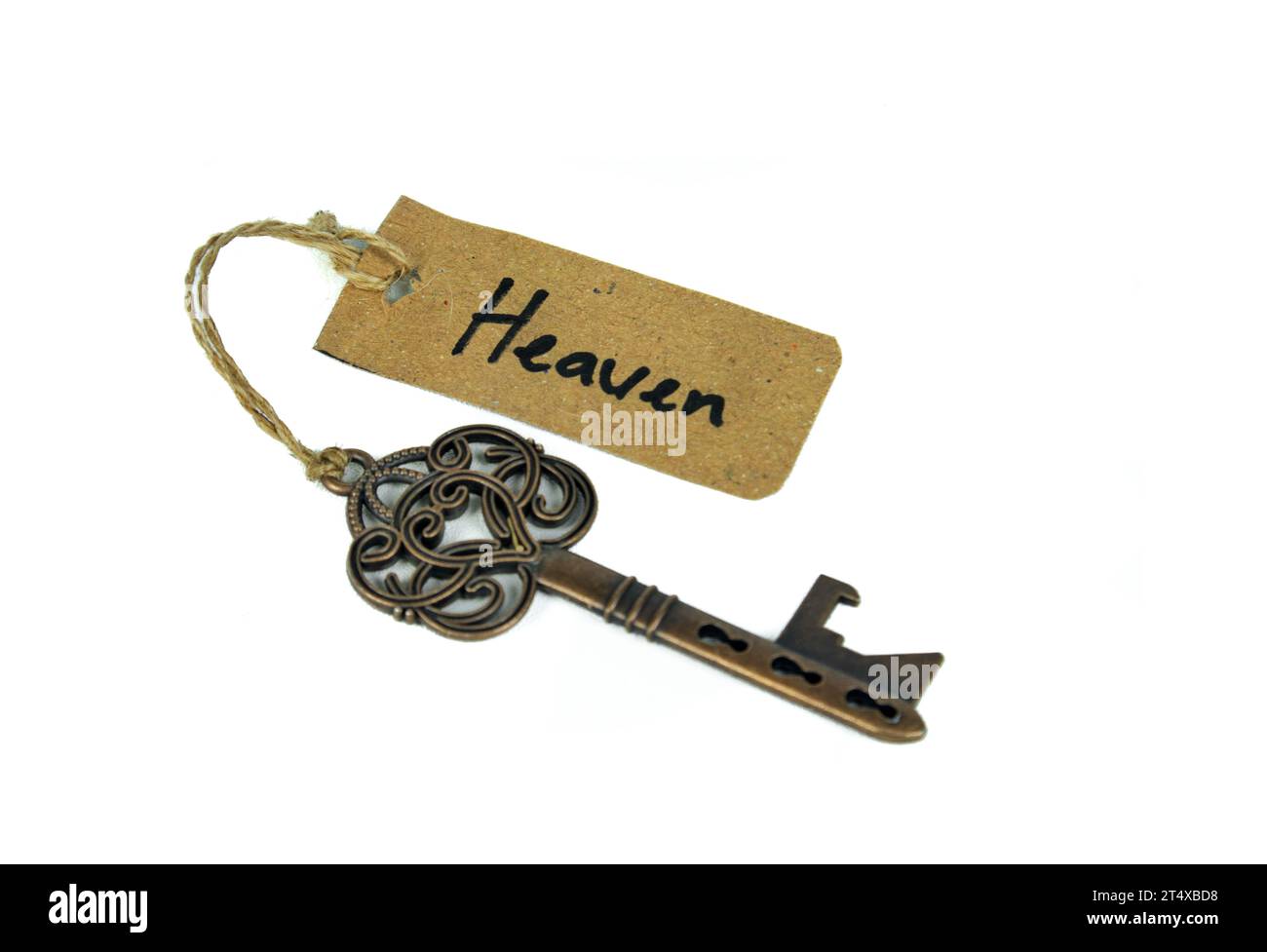 Vieille clé antique avec étiquette Heaven sur fond blanc Banque D'Images