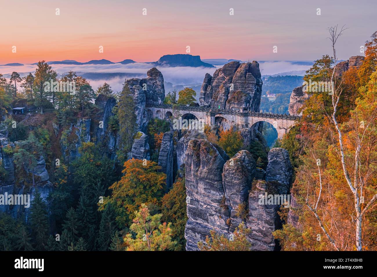 Un lever de soleil d'automne avec vue depuis le Ferdinandstein avec beaucoup de couleurs d'automne au pont Bastei, une partie du Bastei dans la Suisse saxonne NAT Banque D'Images