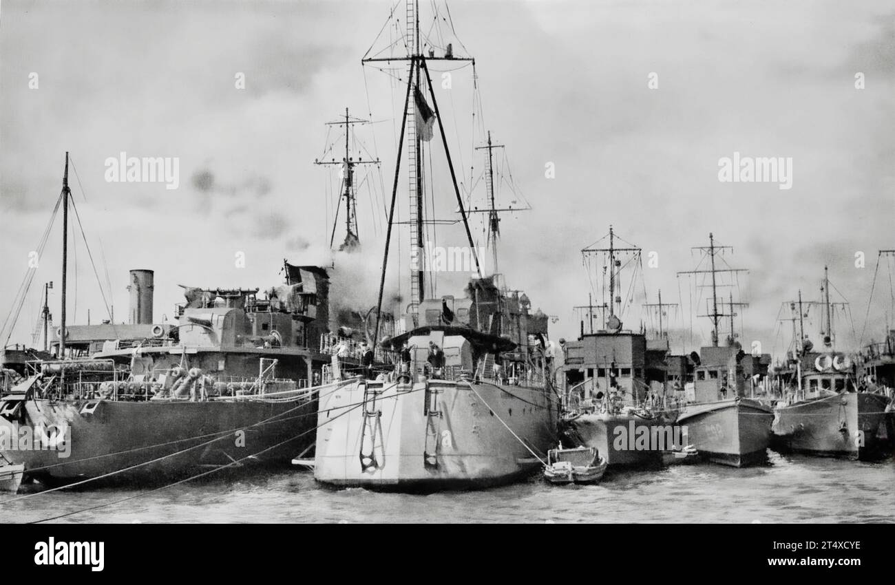 Une partie de la flotte navale française au mouillage. Après la signature de l'armistice franco-allemand, les navires auraient dû rester sous contrôle allemand. Cependant, le 3 juillet 1940, les Britanniques embarquent à bord de deux cuirassés, deux croiseurs légers, des destroyers et divers 200 autres engins sans résistance et les transfèrent dans les ports britanniques. Banque D'Images