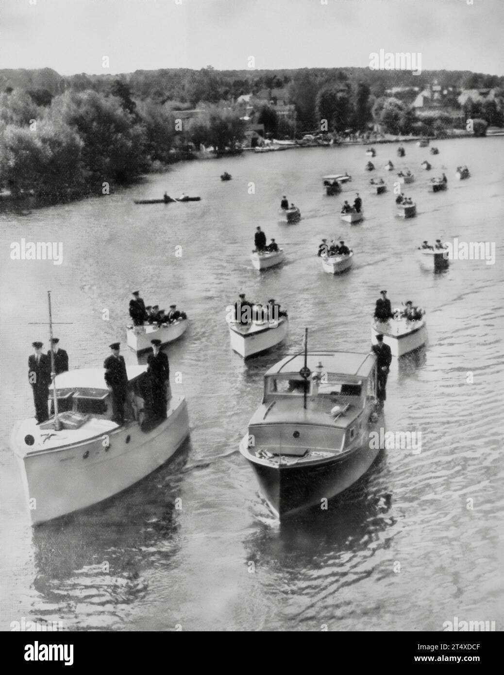 Les volontaires de la Défense locale qui deviendront plus tard la Home Guard (britannique) alias Dad's Army, n'étaient pas restreints à terre. La patrouille de l'Upper Thames qui gardait les ponts et les écluses, etc., naviguait sur le Thanes pour un examen par leur commandant en chef, le contre-admerial Sir Basil Brooke. Banque D'Images