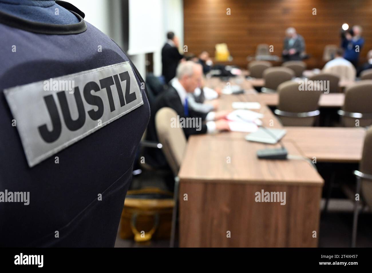 Cologne, Allemagne. 02 novembre 2023. Les accusés attendent avec leurs avocats que le procès commence. Cinq officiers de police sont jugés devant le tribunal régional de Cologne pour des accusations dont des lésions corporelles dangereuses conjointes dans l ' exercice de leurs fonctions. Ces hommes, âgés de 25 à 42 ans, auraient amené un homme par terre et lui auraient donné des coups de poing et des coups de pied lors d ' une opération dans le district de Bickendorf en octobre 2019. Crédit : Federico Gambarini/dpa/Alamy Live News Banque D'Images