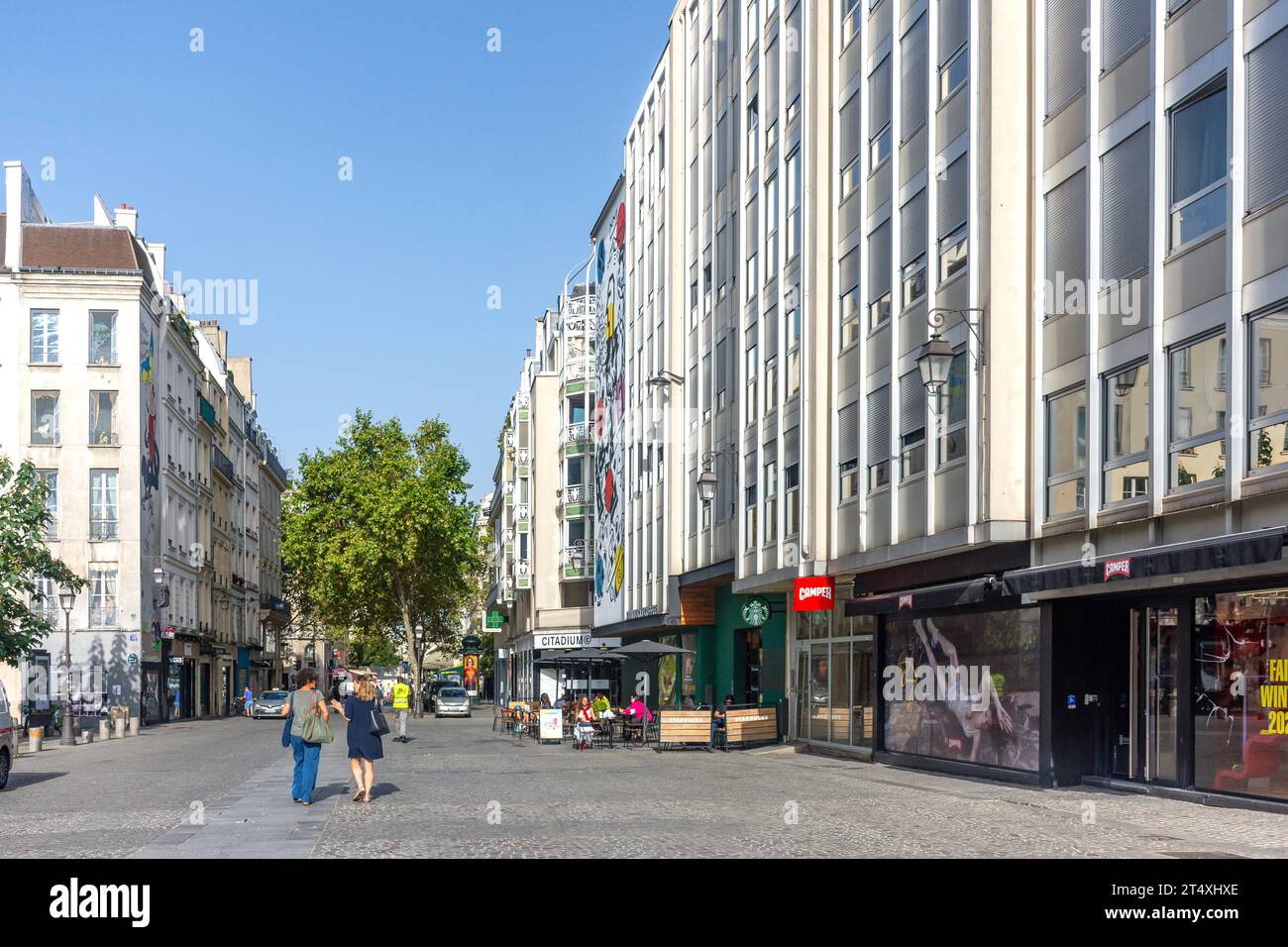 Scène de rue, rue Aubry le Boucher, Beaubourg, Paris, Île-de-France, France Banque D'Images