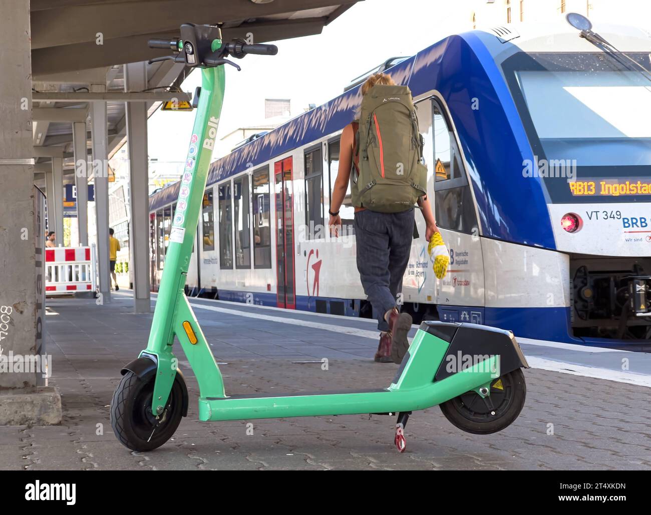 Garé BOLT e-scooter directement sur la plate-forme le 20 août 2023 à Augsbourg, Allemagne crédit : Imago/Alamy Live News Banque D'Images