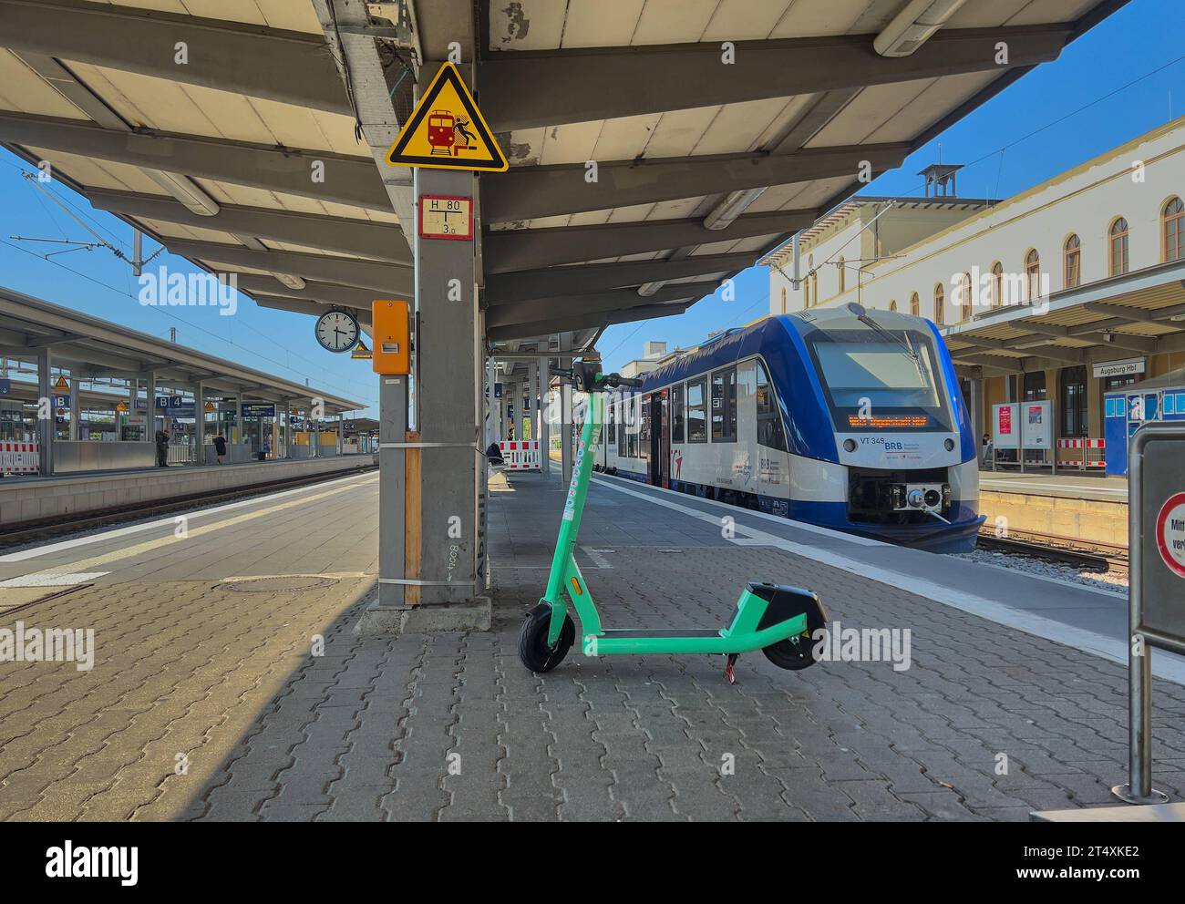 Garé BOLT e-scooter directement sur la plate-forme le 20 août 2023 à Augsbourg, Allemagne crédit : Imago/Alamy Live News Banque D'Images