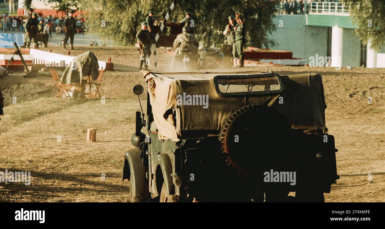 PHOTO SOLDAT ALLEMAND WW2 Groupe devant un chantier - 3871 EUR 1,50