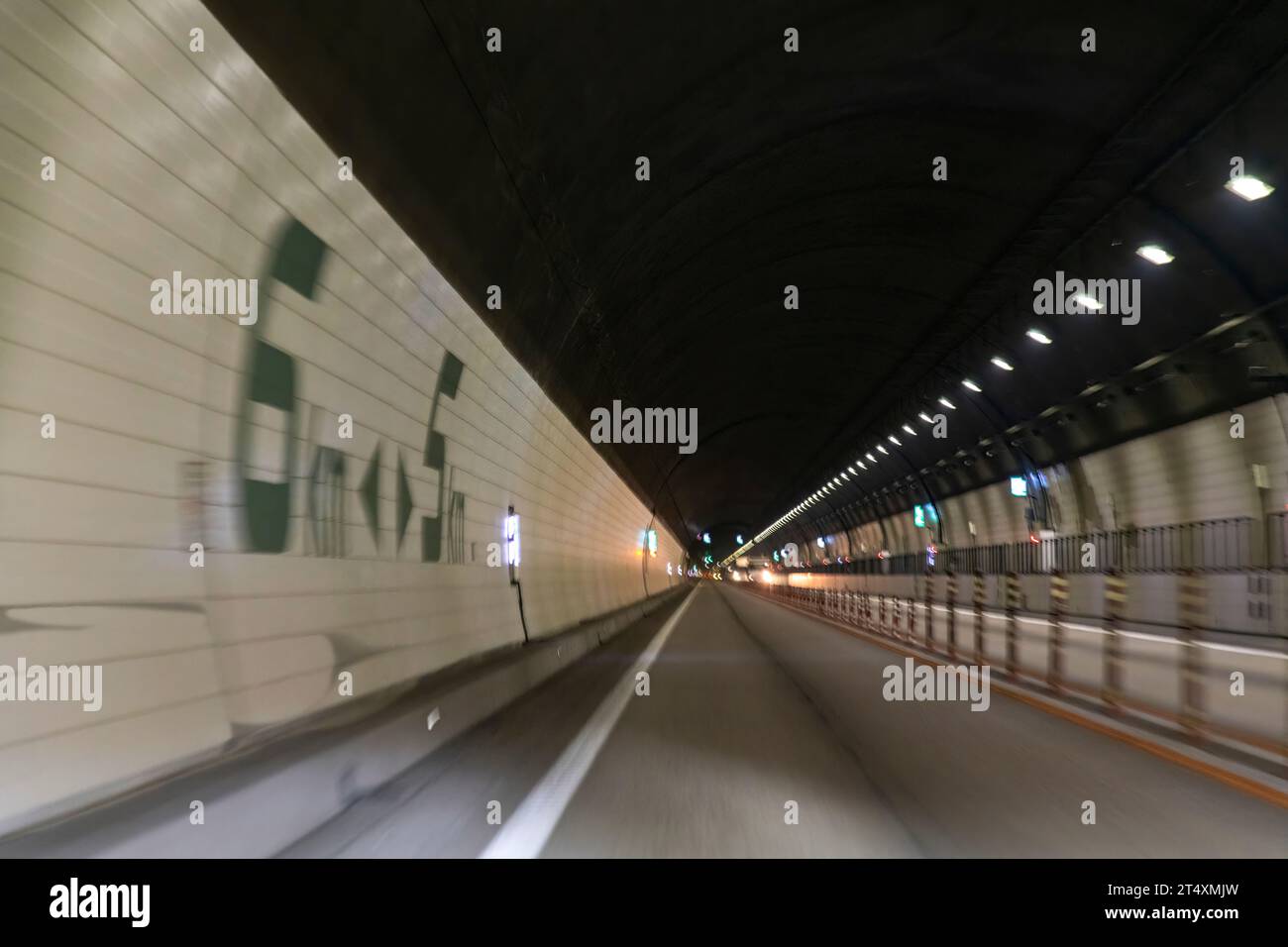 Hida, Gifu, Japon-20 avril 2023 ; perspective floue du conducteur dans le tunnel de Hida sur E41Tokai Hokuriku Expressway avec une longueur de 11 km et des chiffres Banque D'Images