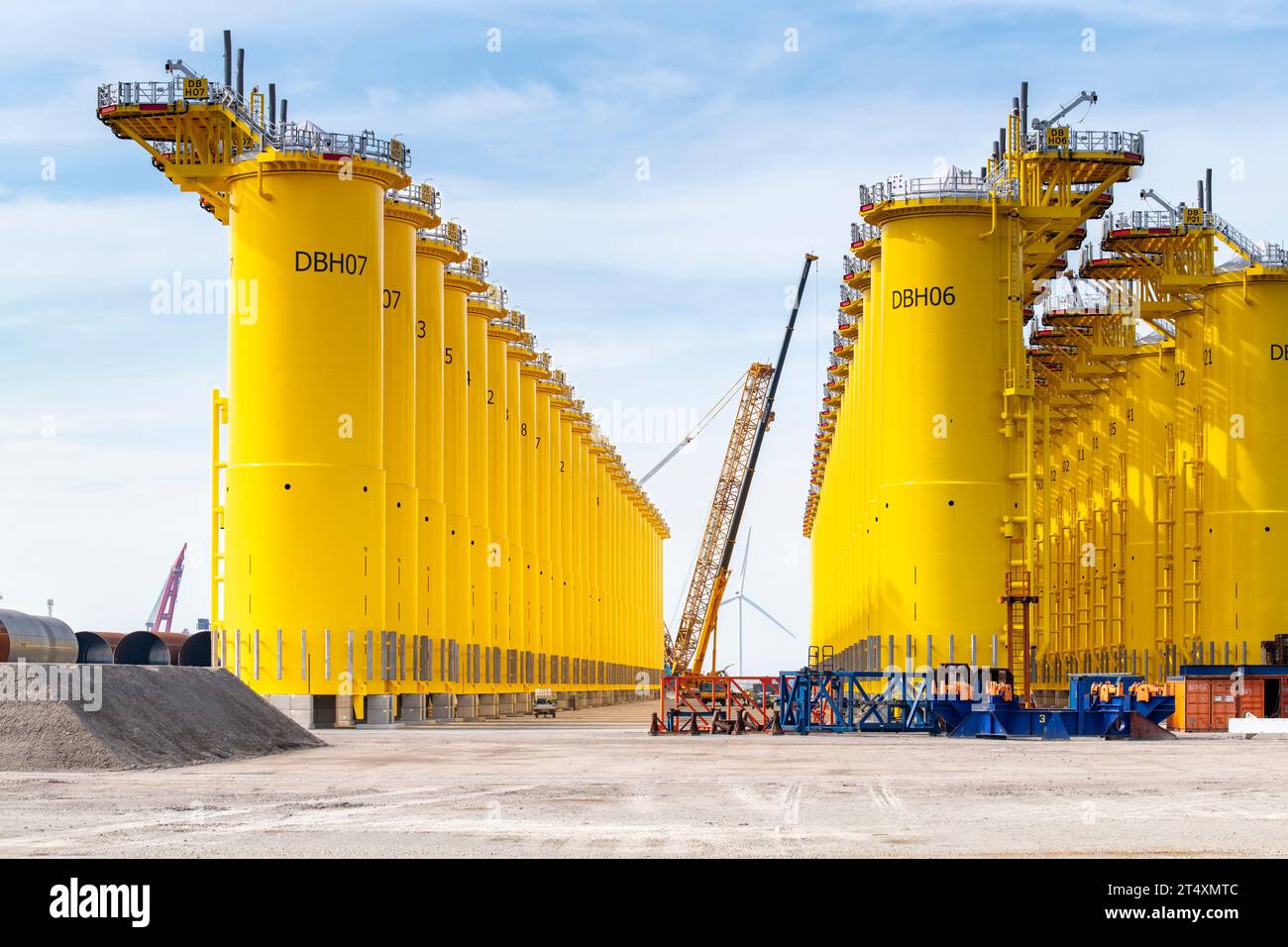 Rotterdam, pays-Bas-16 septembre 2023 ; site de construction de la société SIF, fabricant de tubes en acier pour fondations offshore pour parcs éoliens W Banque D'Images