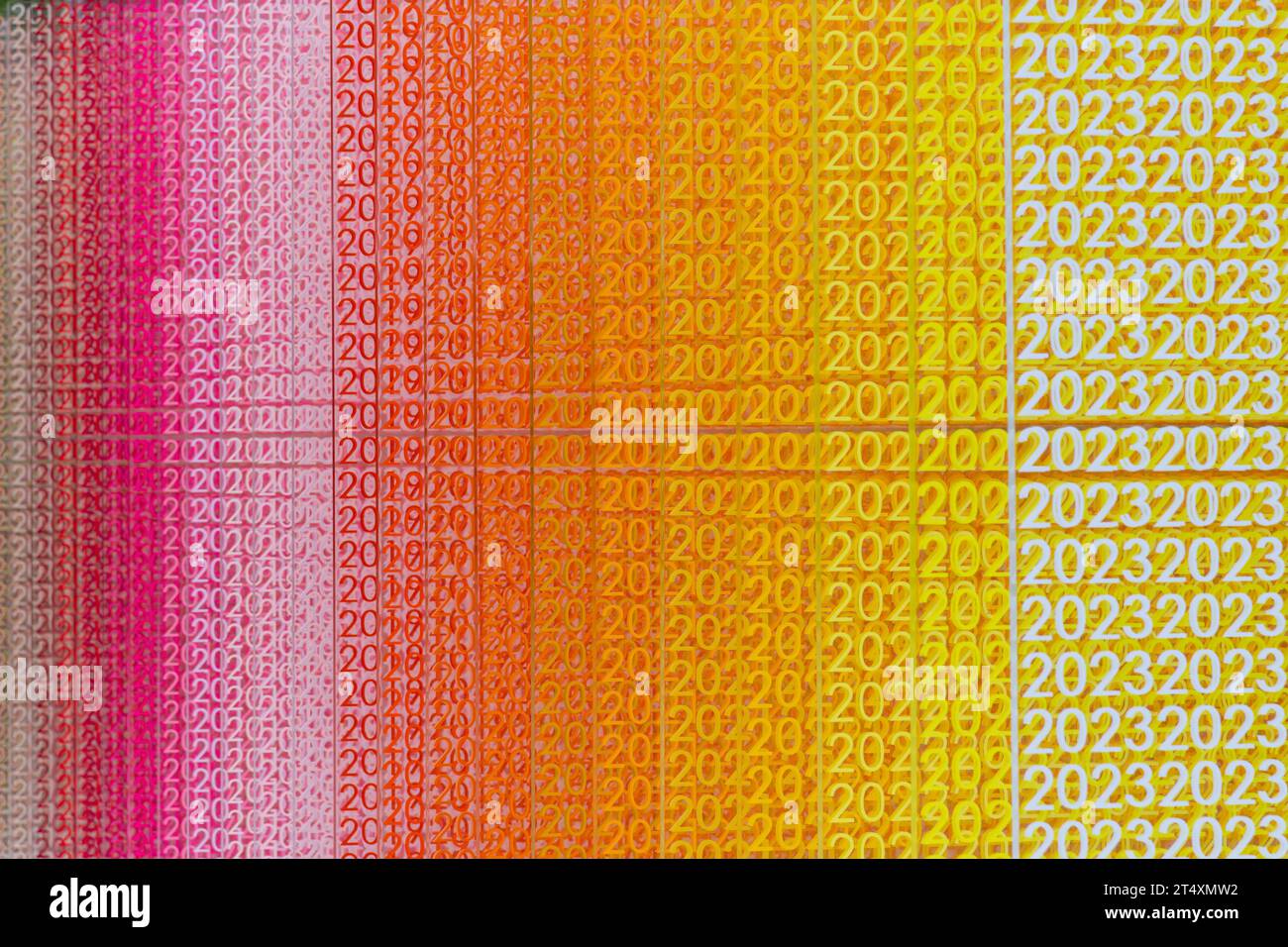 Tokyo, Japon-23 avril 2023 ; gros plan de panneaux acryliques colorés installation artistique 100 couleurs no 43 « memory » de l’artiste française Emmanuelle Moureaux Banque D'Images