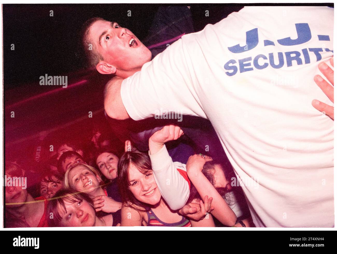 CROWD SURFING BOY, NEWPORT centre, 1996 : jeunes fans de Britpop dans la foule contre la barrière de sécurité pendant le concert Ash au Newport Centre à Newport, pays de Galles, Royaume-Uni, le 21 mai 1996. Photo : Rob Watkins Banque D'Images