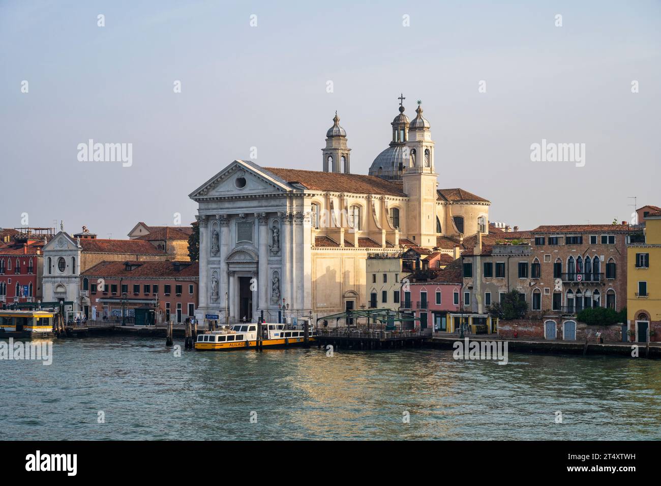 Église Santa Maria del Rosario, avec Santa Maria della Visitazione sur la gauche, vue du Canale della Giudecca à Venise, région de Vénétie, Italie Banque D'Images