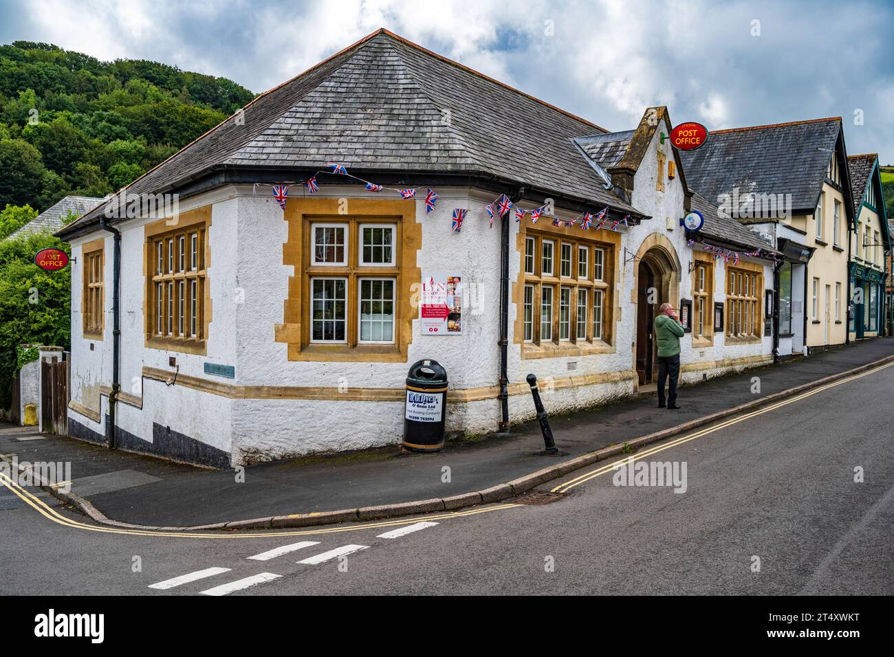 Lynton Post Office, avec des dressages en pierre de bain aux fenêtres à meneaux.est un bon exemple de l'architecture municipale de la période des années 1930. Lynton, Devon, Royaume-Uni. Banque D'Images