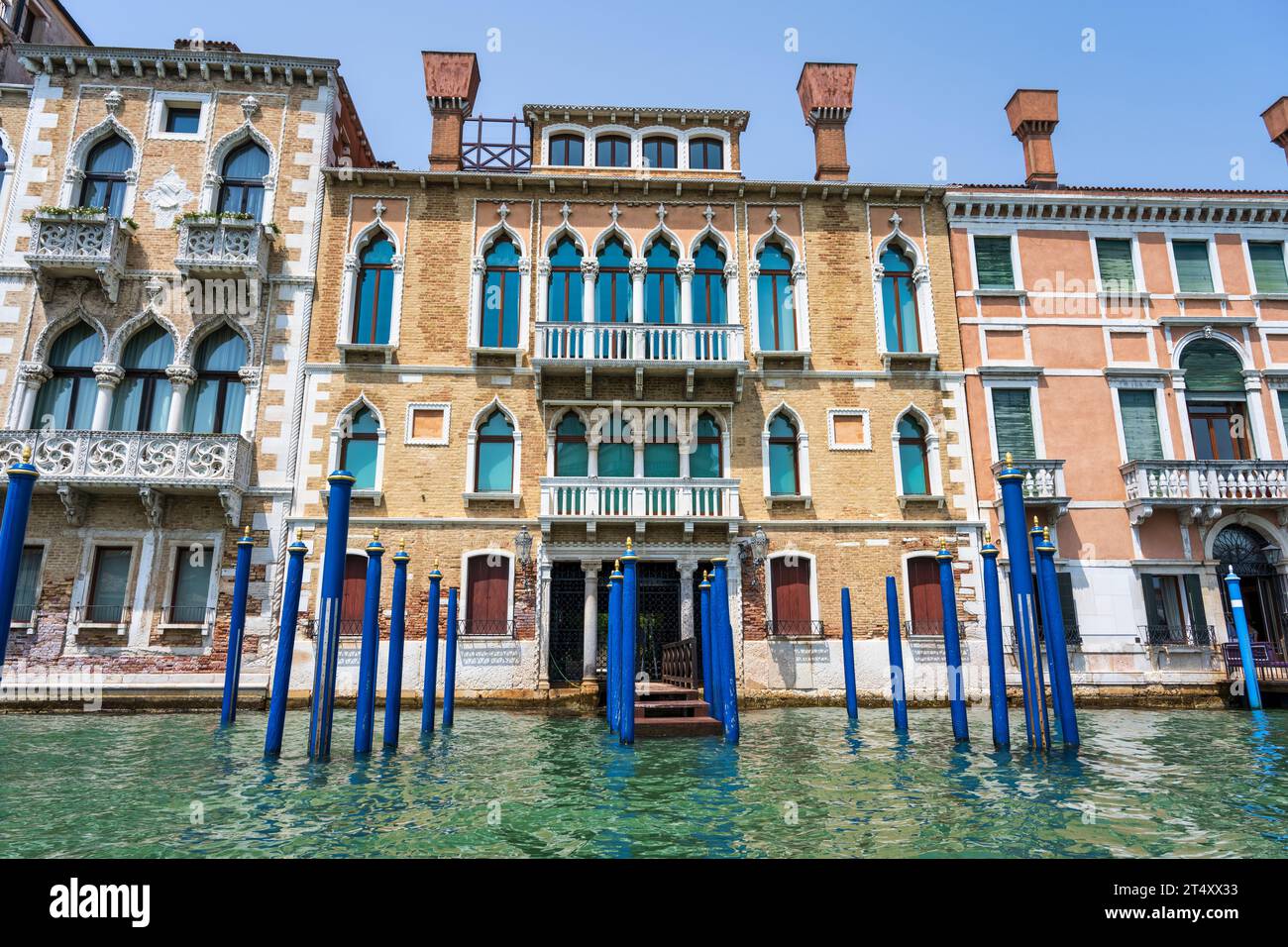 Bâtiments colorés sur le Grand Canal à Venise, région de Vénétie, Italie Banque D'Images